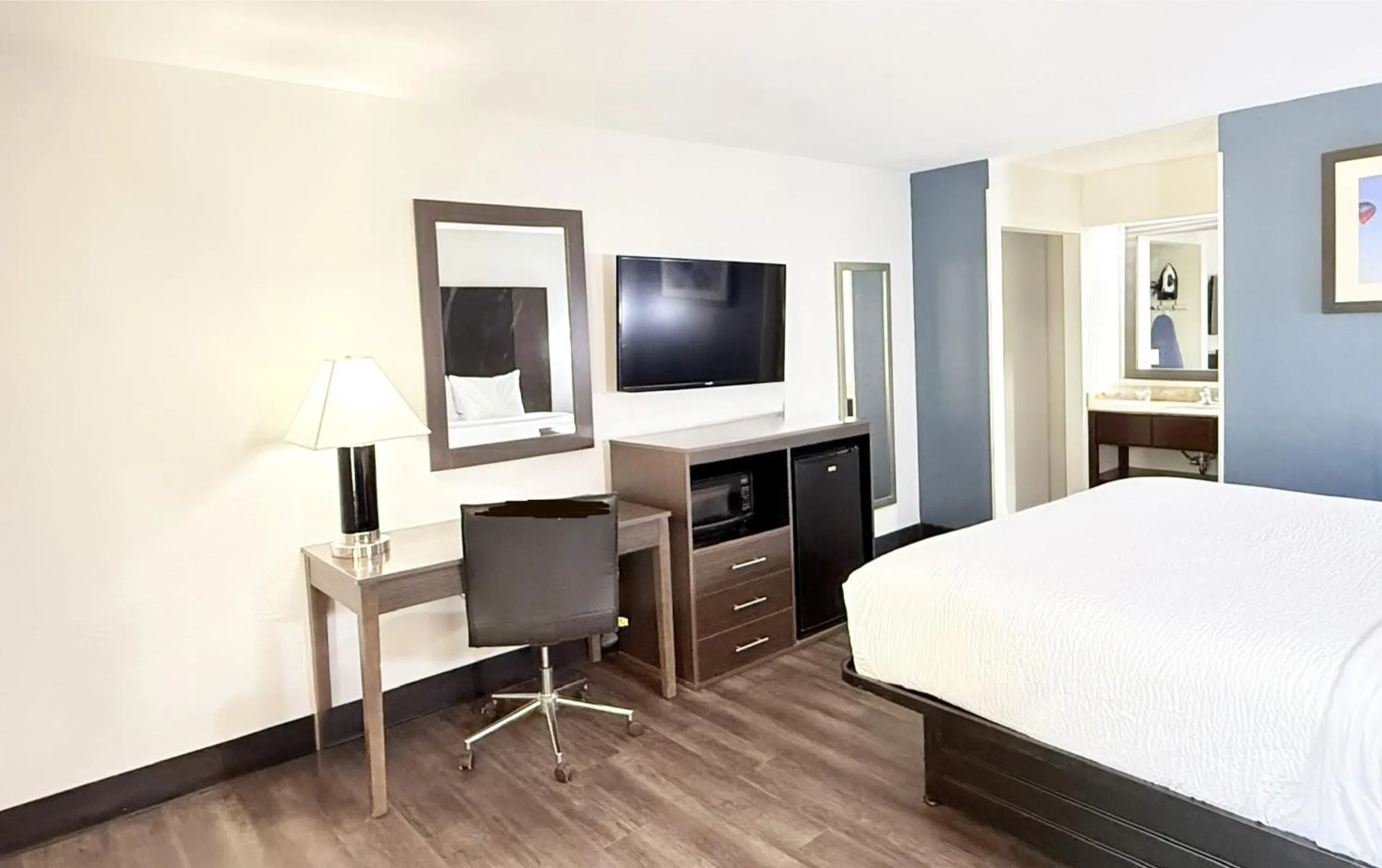 Bedroom, Bed in Baymont by Wyndham Tallahassee