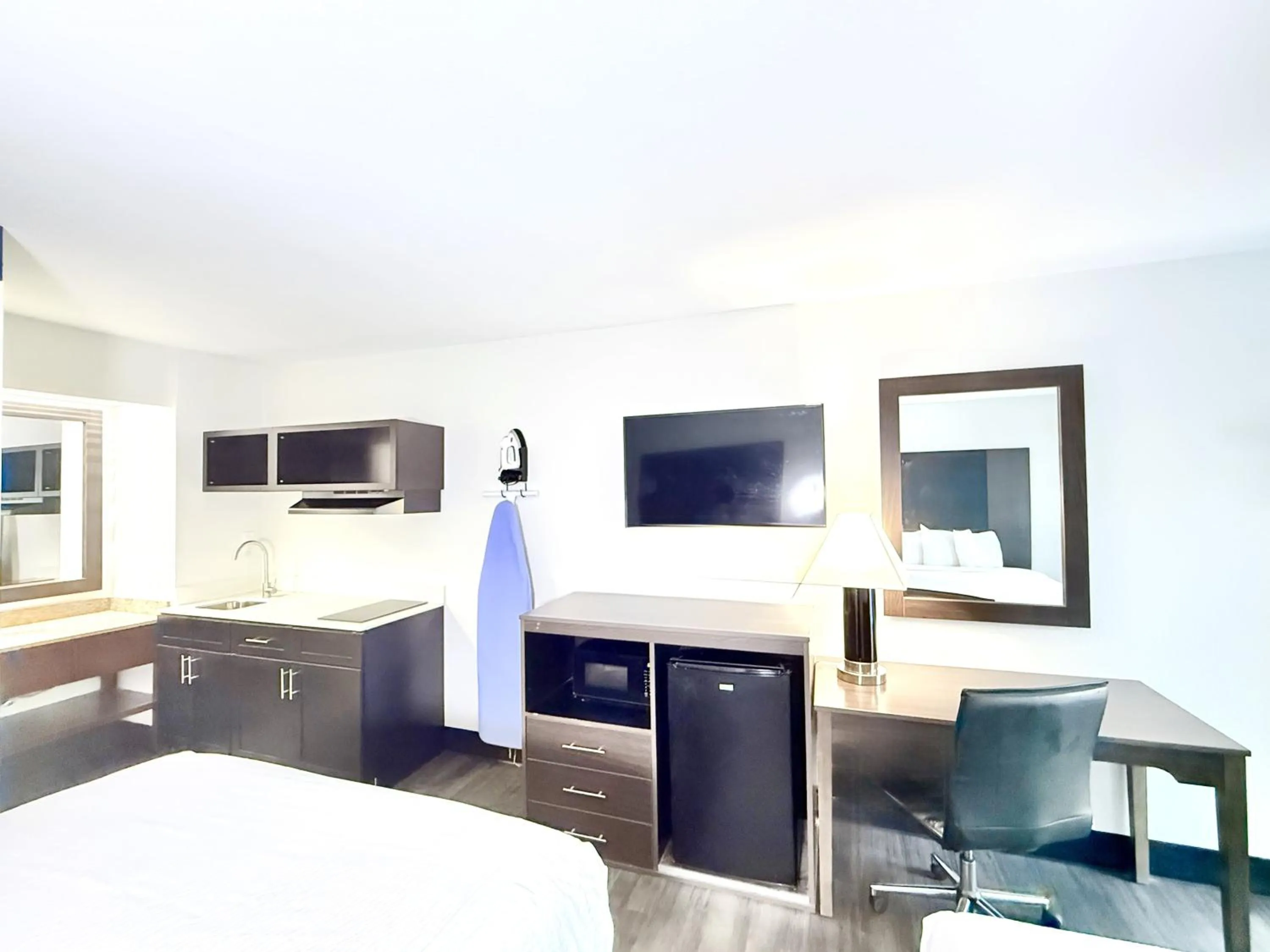 Bedroom, Bed in Baymont by Wyndham Tallahassee