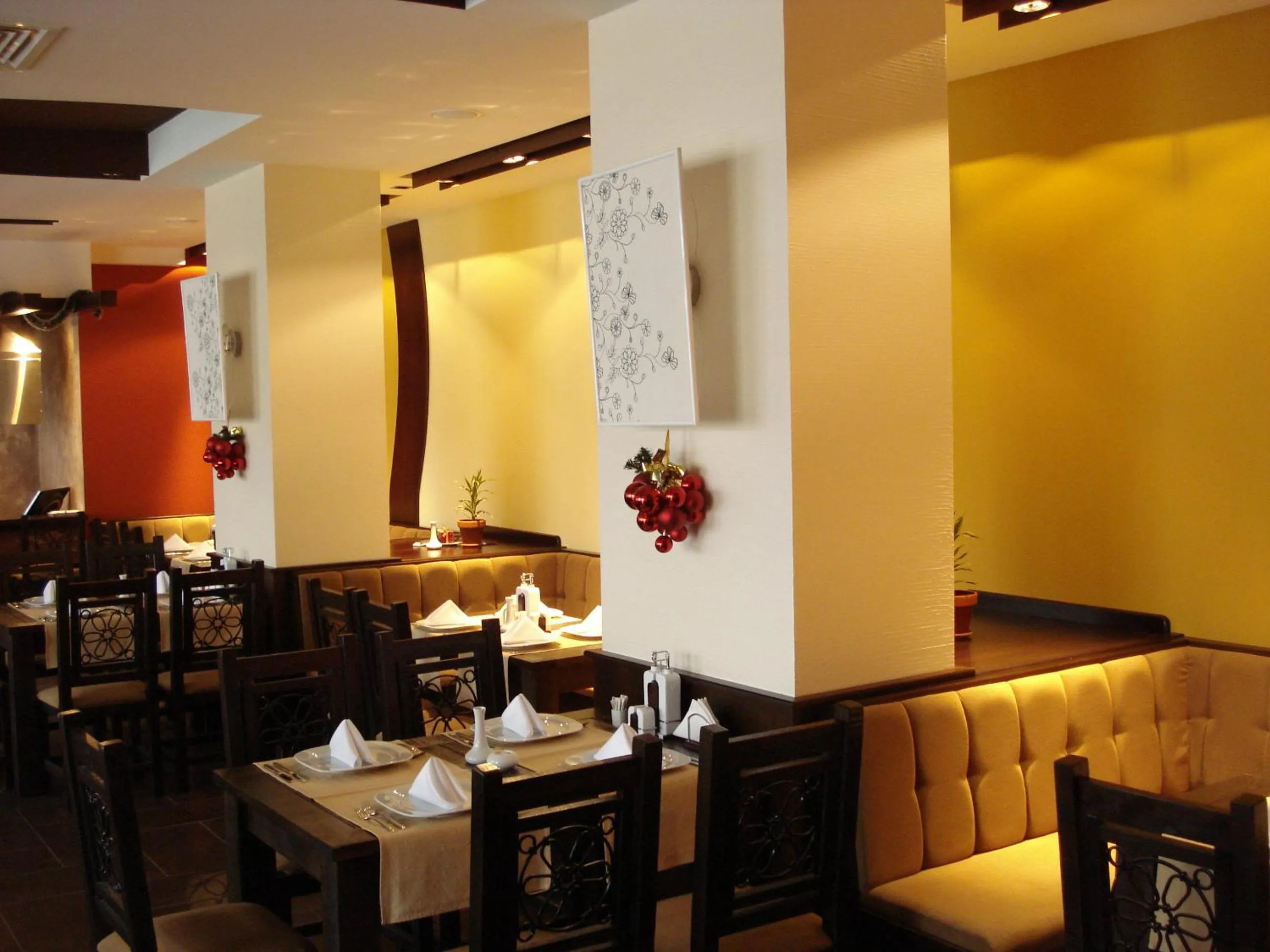 Restaurant/places to eat in Sunrise Park Complex - Free Wellness