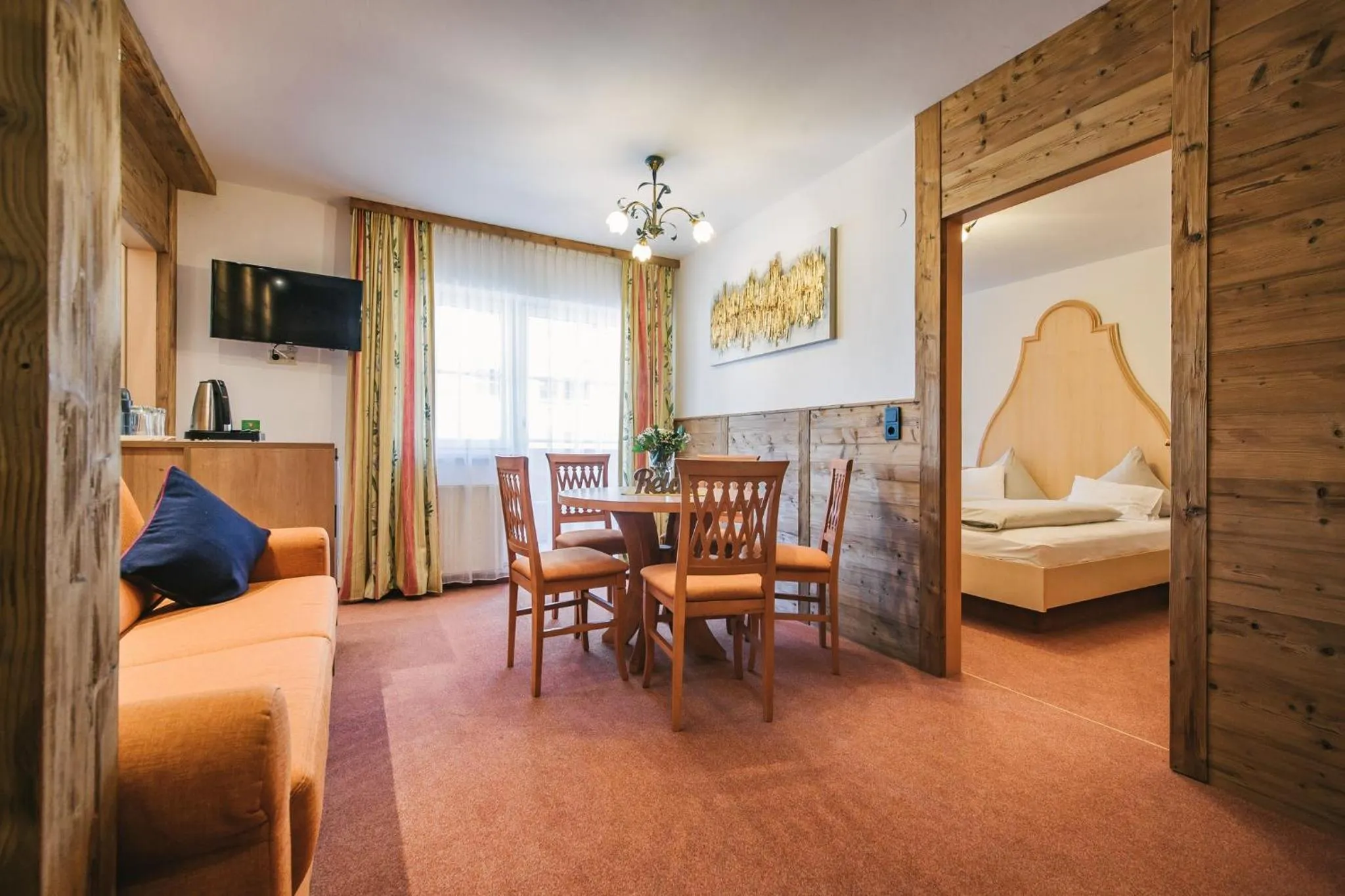 Living room, Bed in Arlen Lodge Hotel-Garni