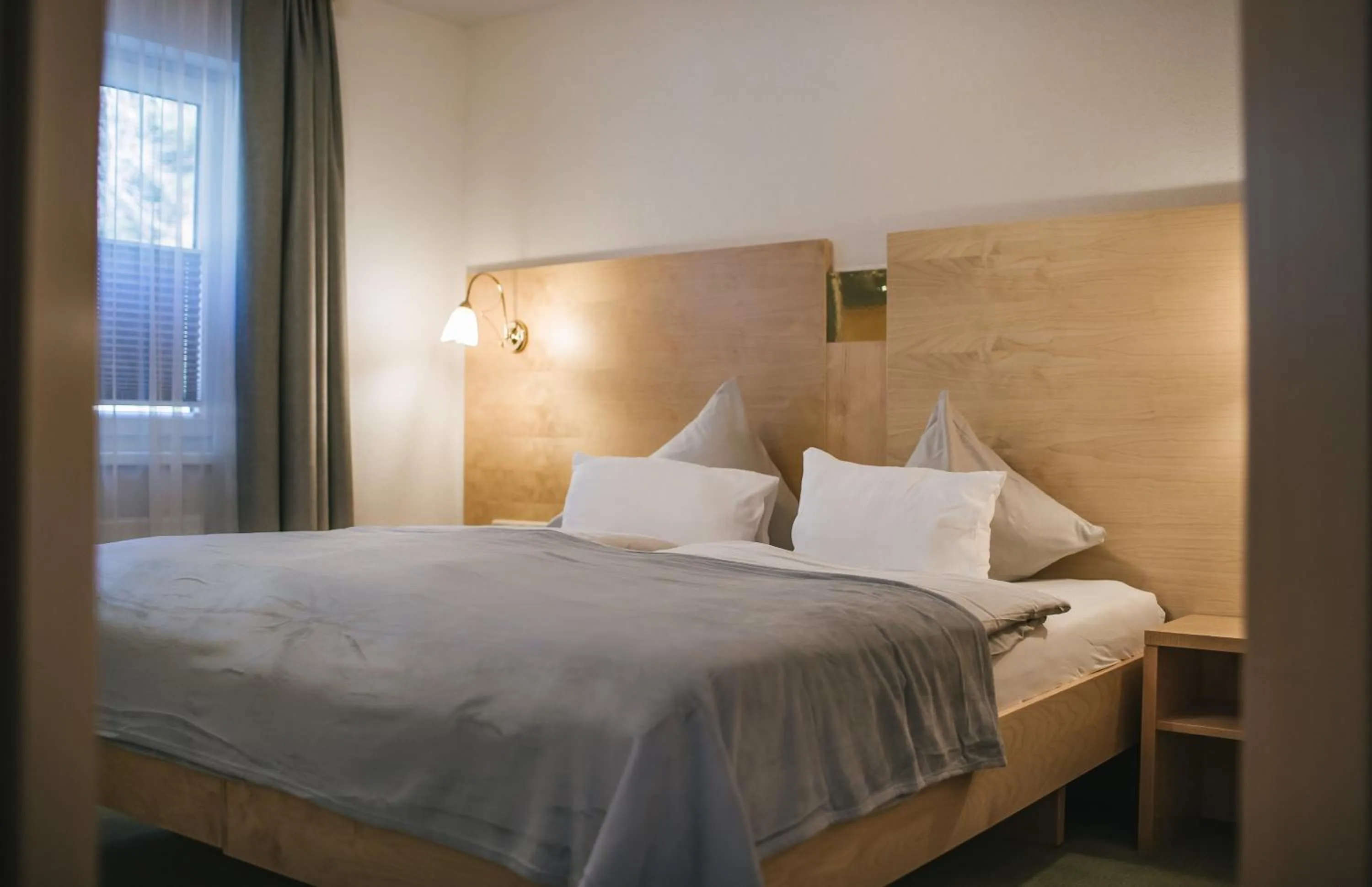 Bed in Arlen Lodge Hotel-Garni