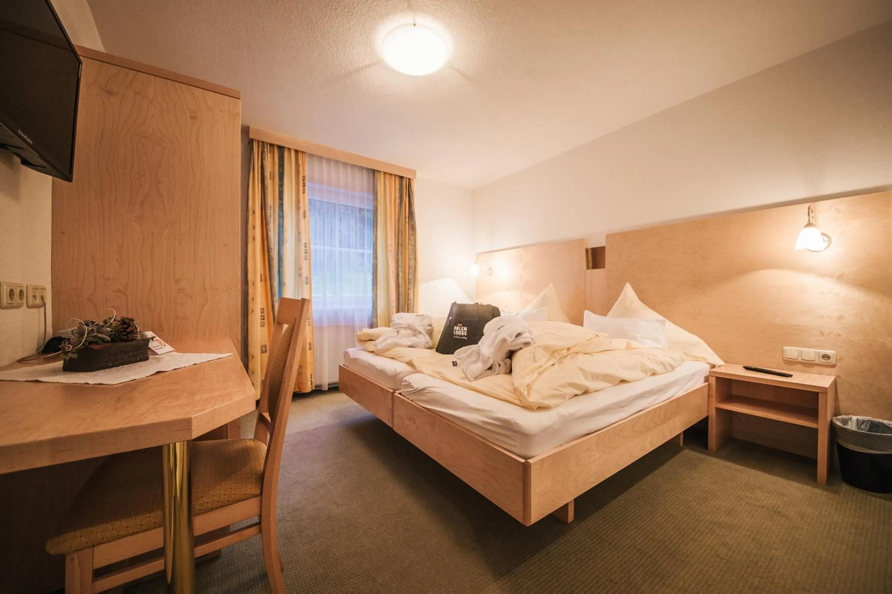 Bedroom, Bed in Arlen Lodge Hotel-Garni