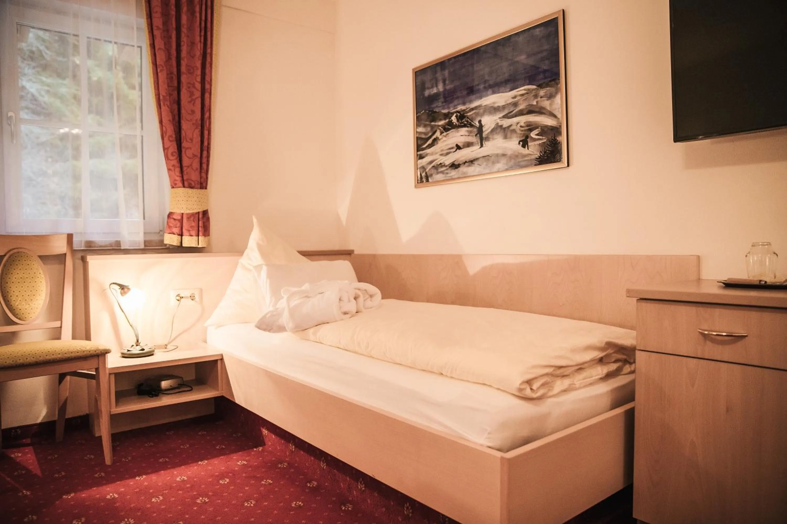 Bedroom, Bed in Arlen Lodge Hotel-Garni