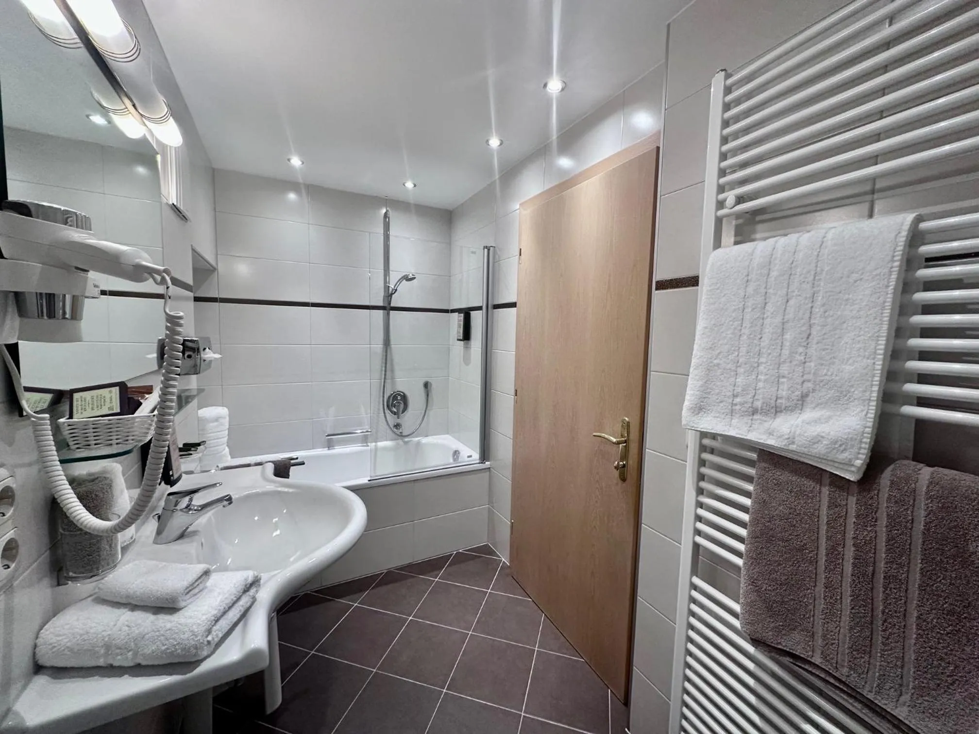 Bathroom in Arlen Lodge Hotel-Garni