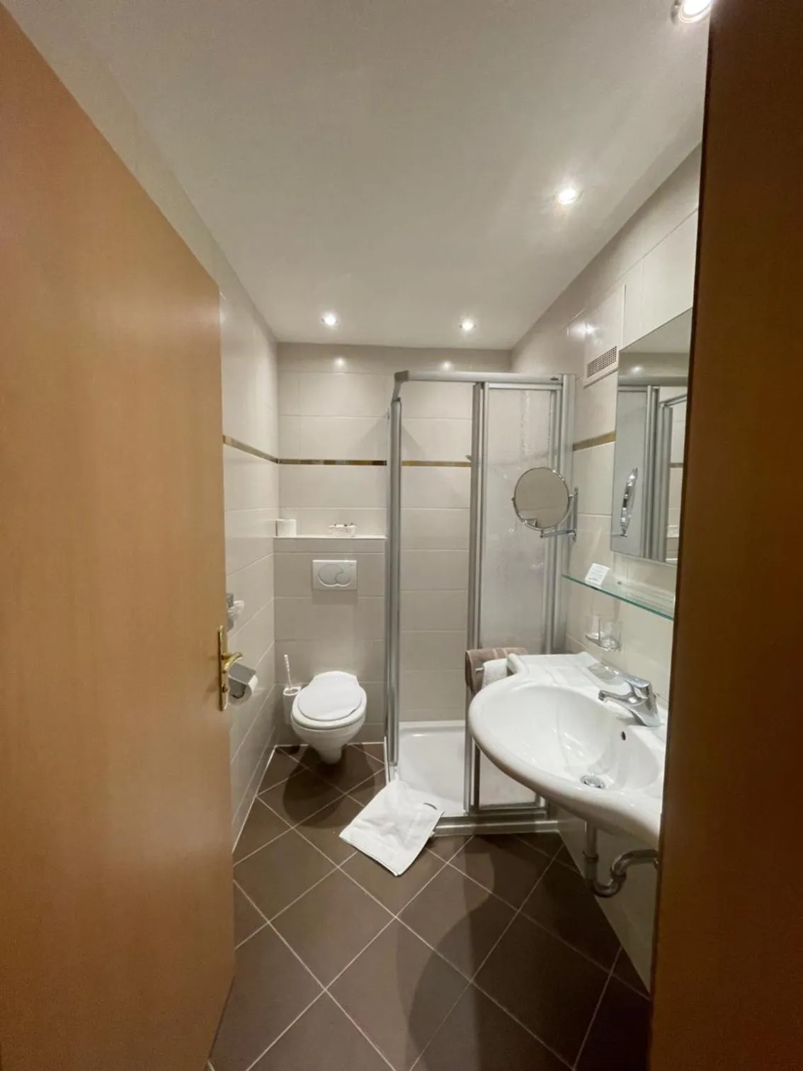 Bathroom in Arlen Lodge Hotel-Garni