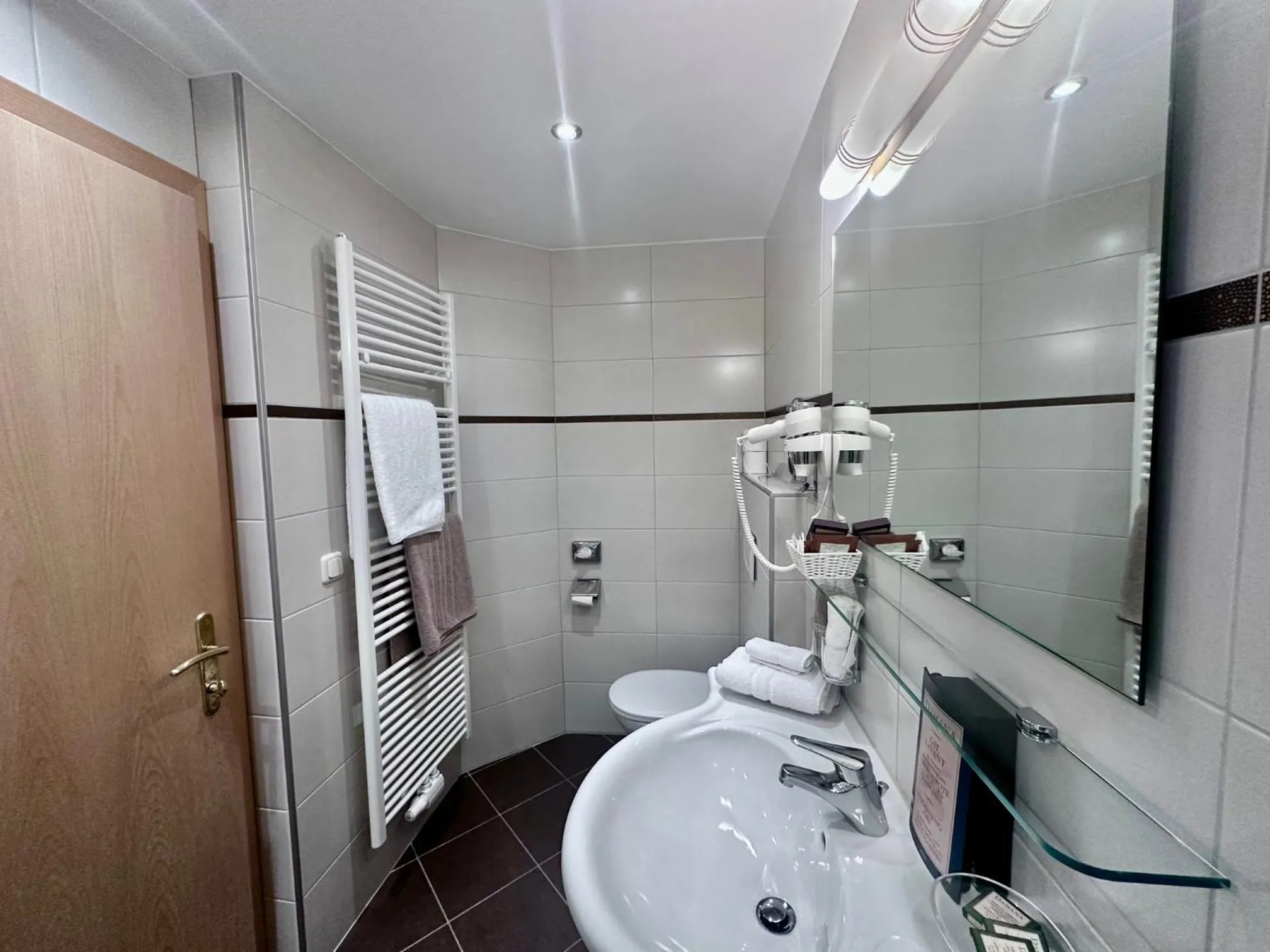 Bathroom in Arlen Lodge Hotel-Garni