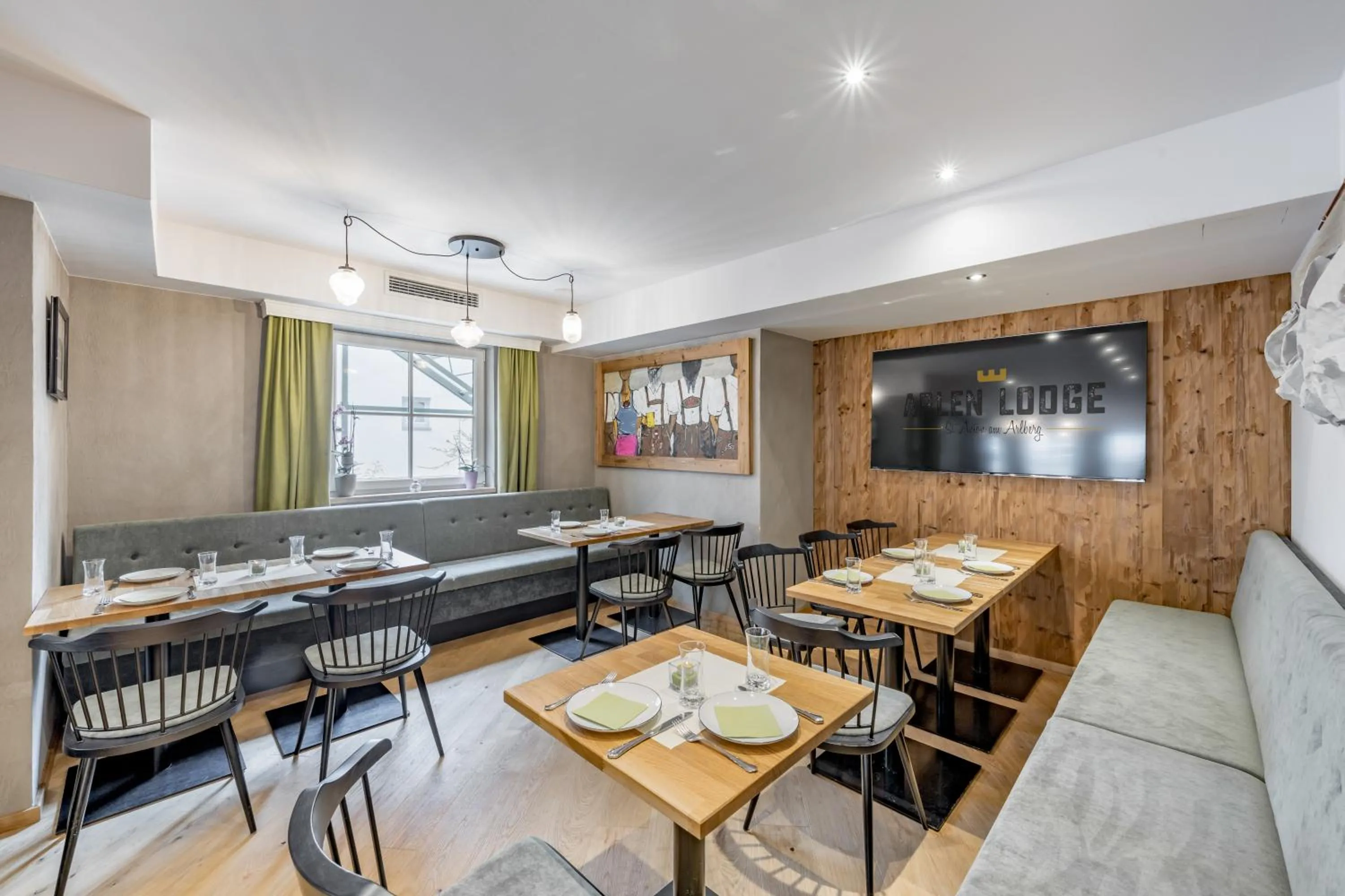 Restaurant/places to eat in Arlen Lodge Hotel-Garni