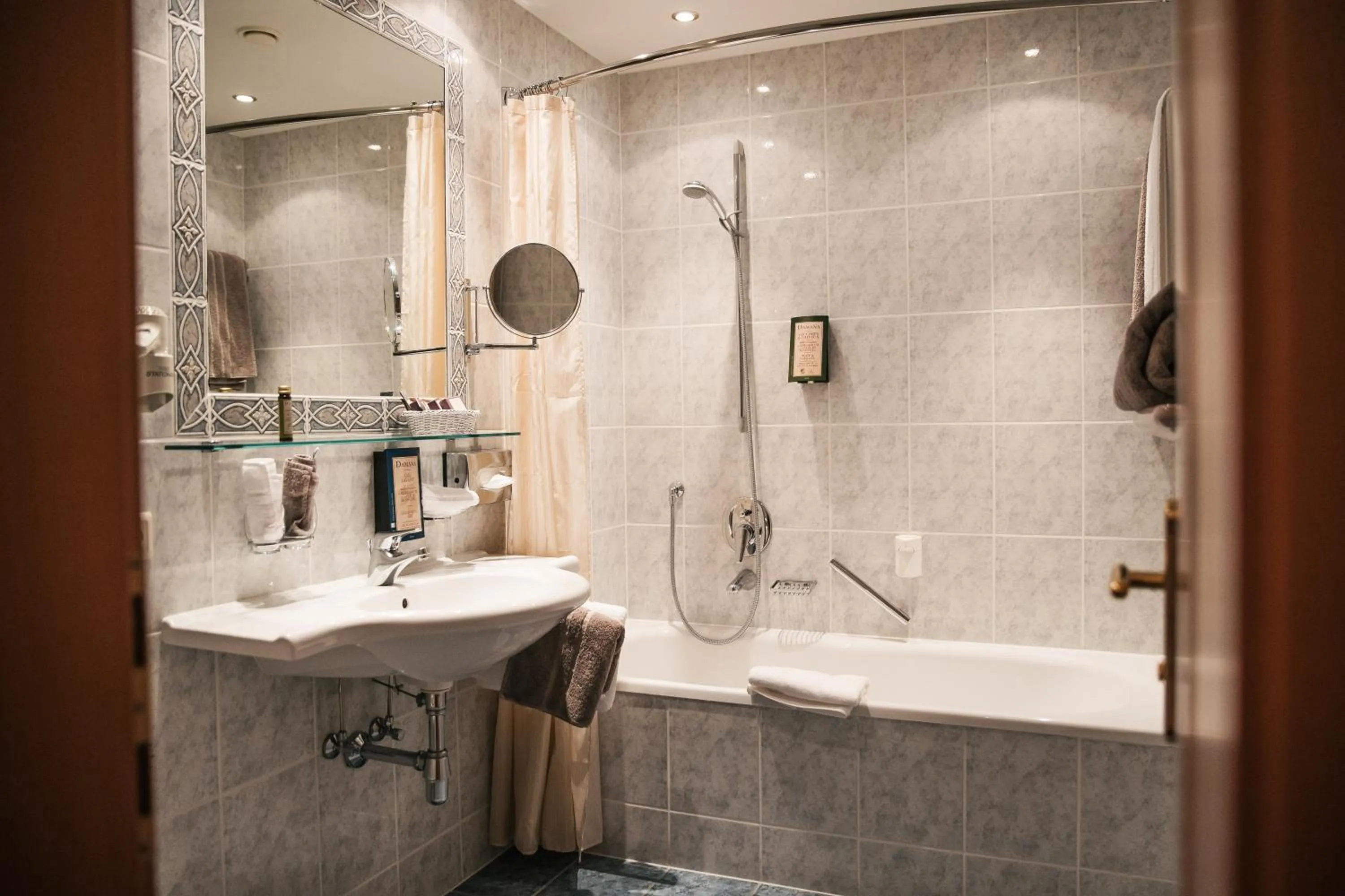 Bathroom in Arlen Lodge Hotel-Garni