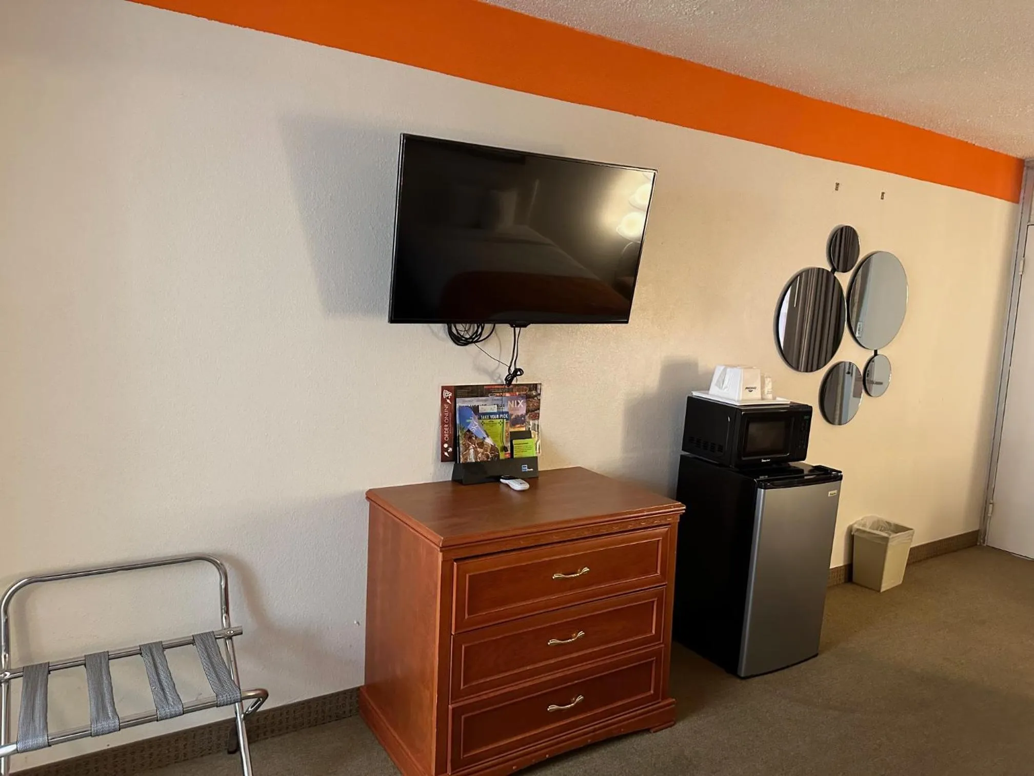 TV and multimedia in Howard Johnson by Wyndham Gallup