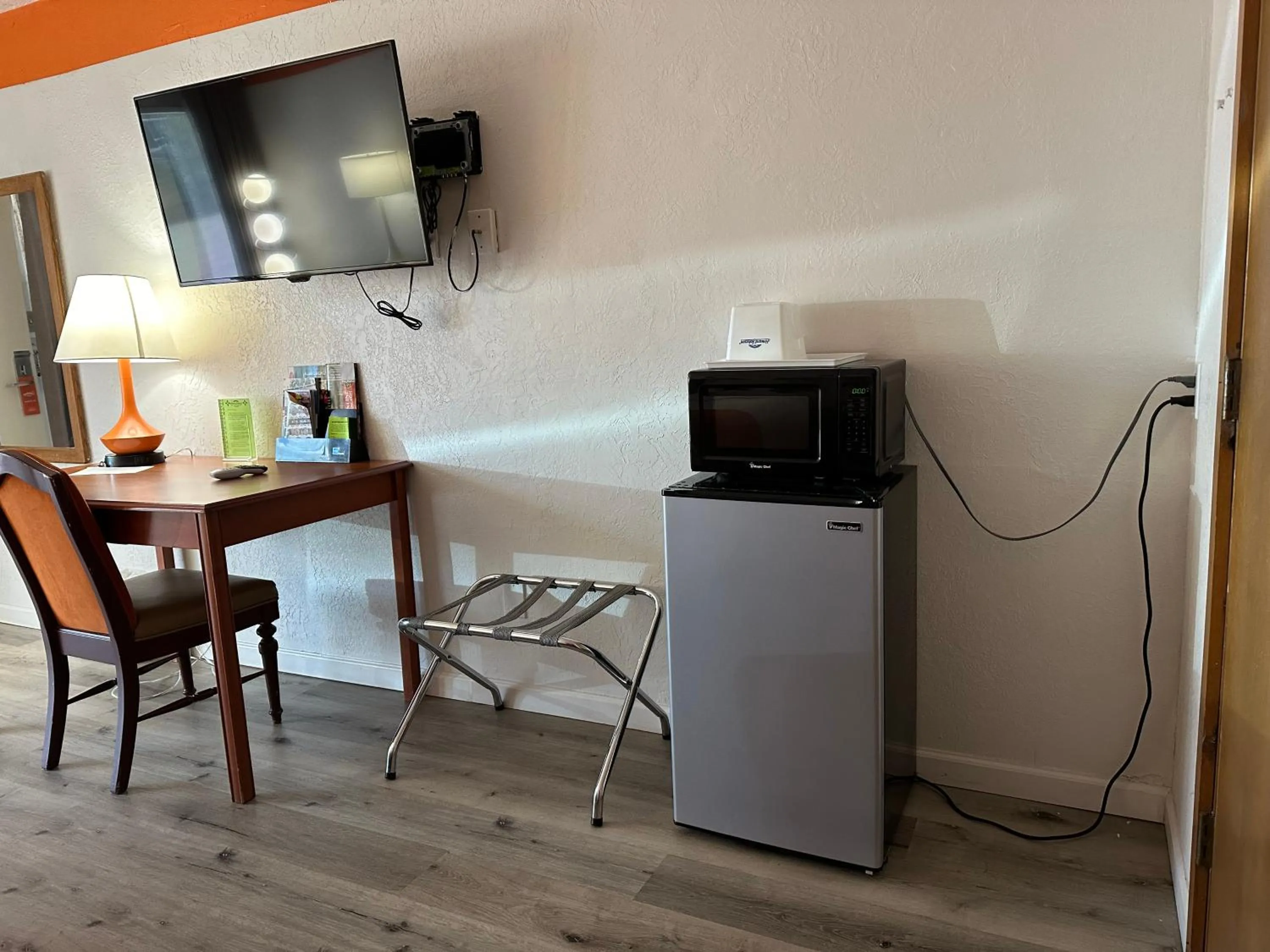 TV and multimedia in Howard Johnson by Wyndham Gallup