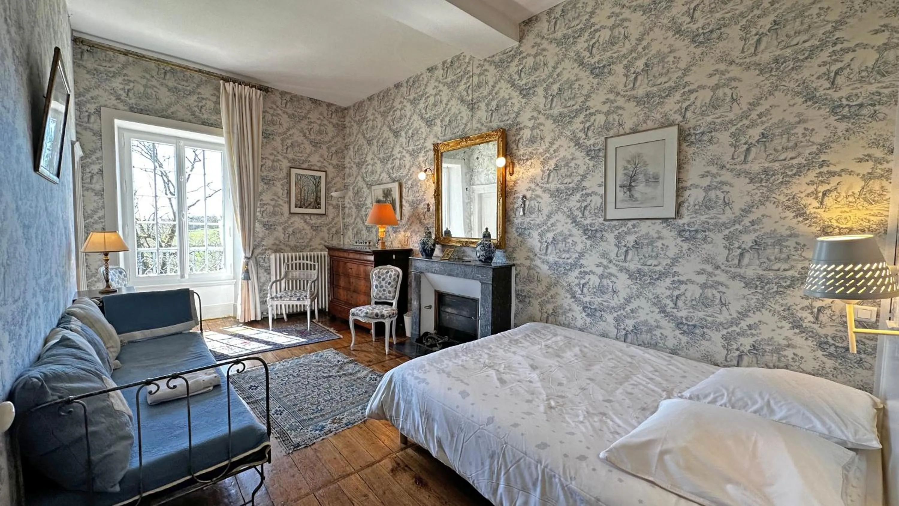 Bed in Château de la Chabroulie