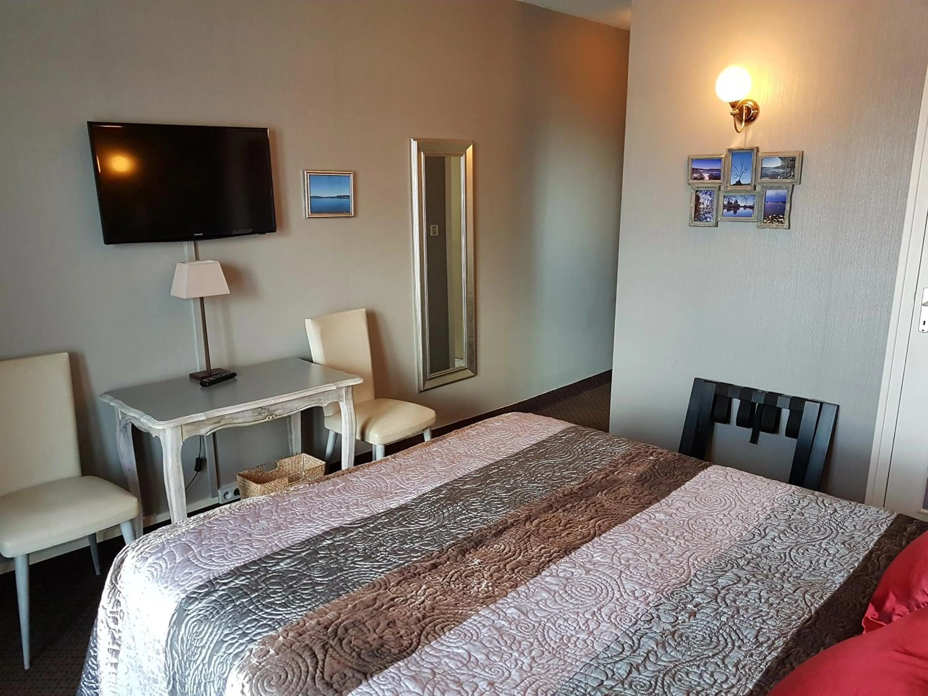 Bed in Hotel Restaurant La Caravelle