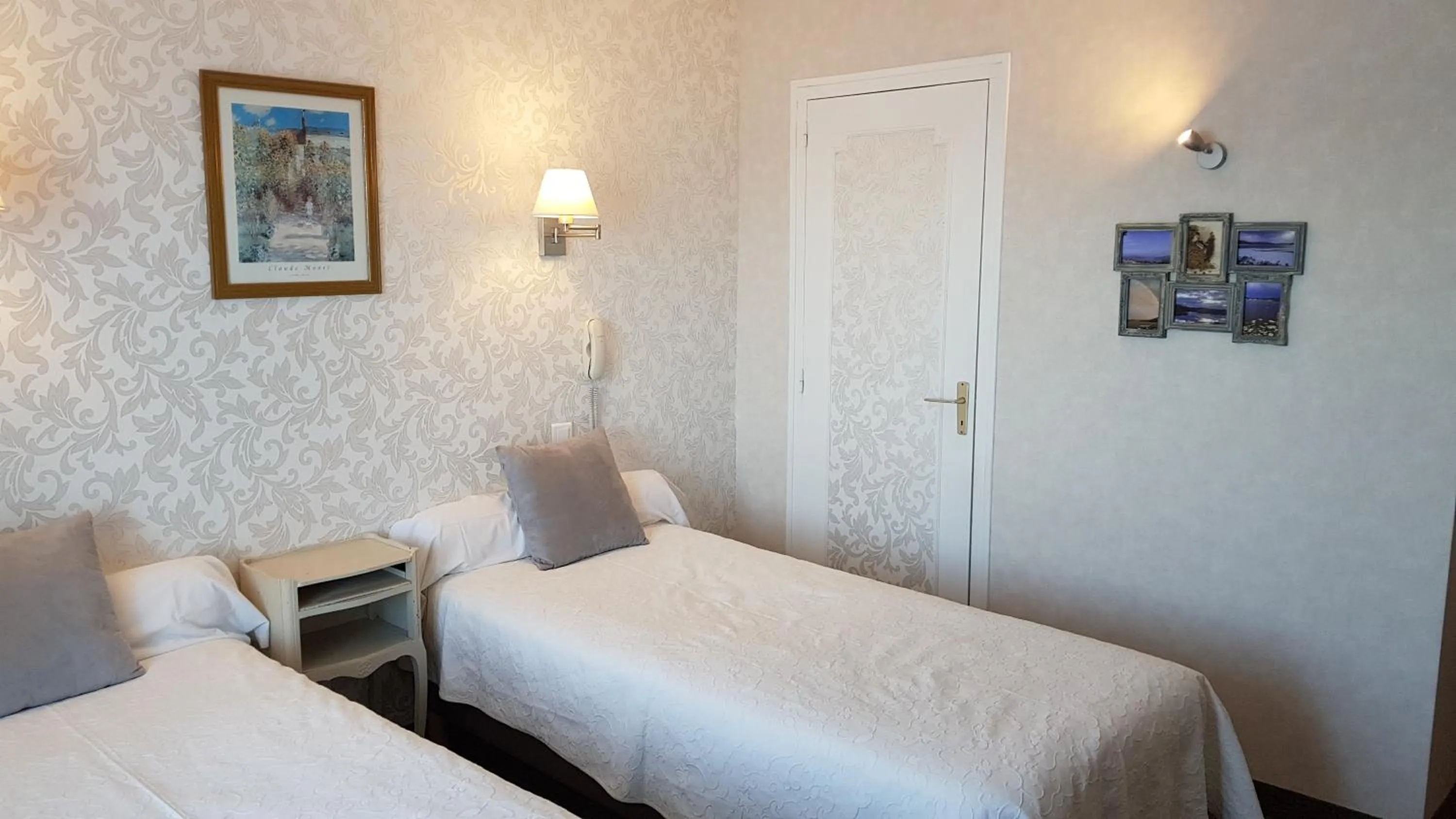 Photo of the whole room, Bed in Hotel Restaurant La Caravelle