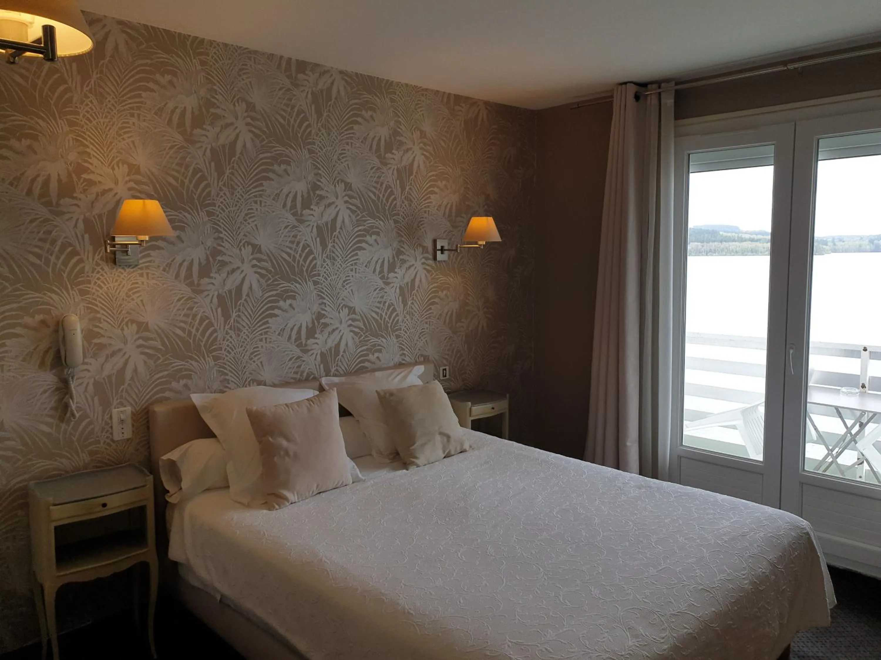 Bed in Hotel Restaurant La Caravelle