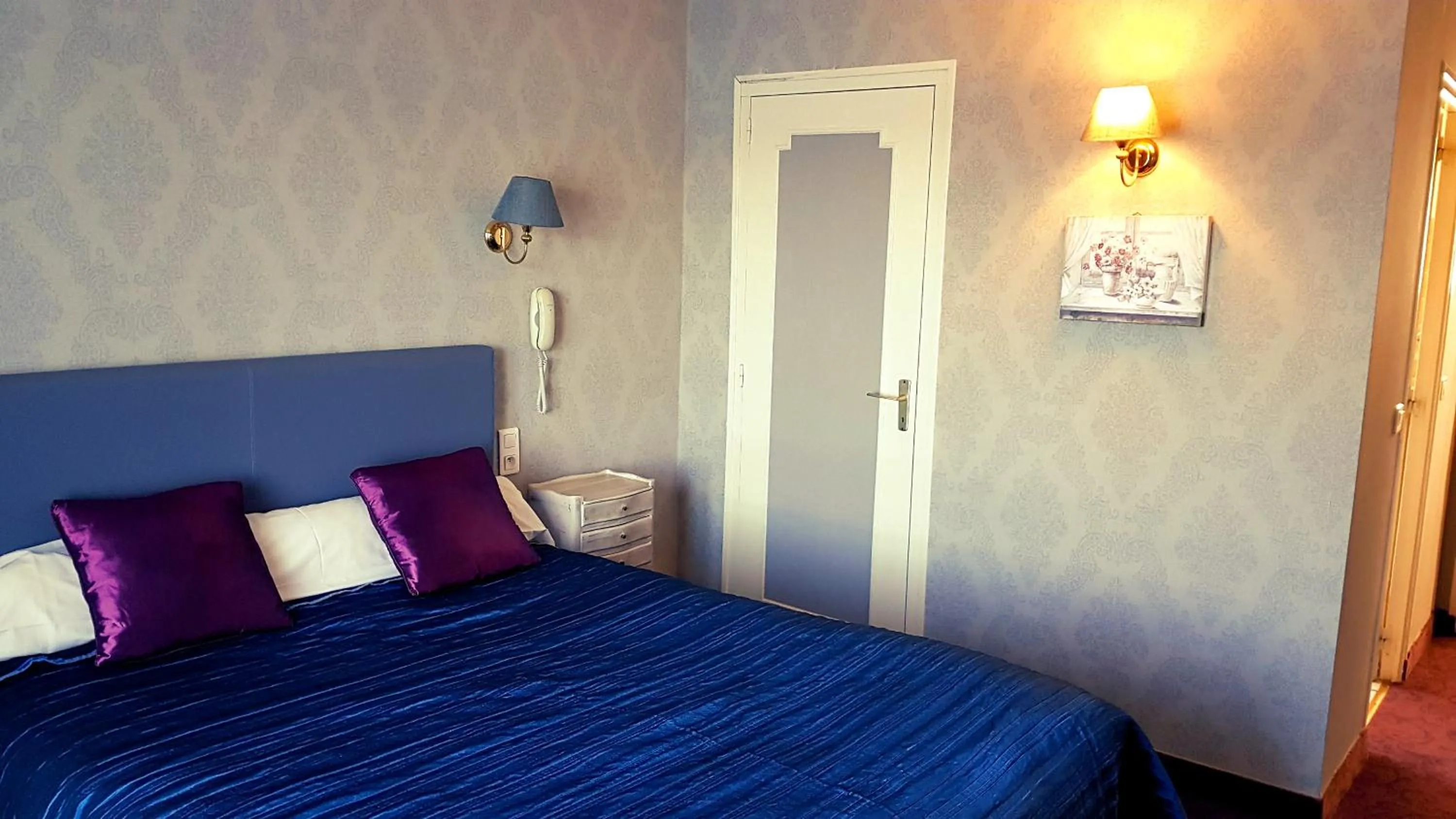 Photo of the whole room, Bed in Hotel Restaurant La Caravelle