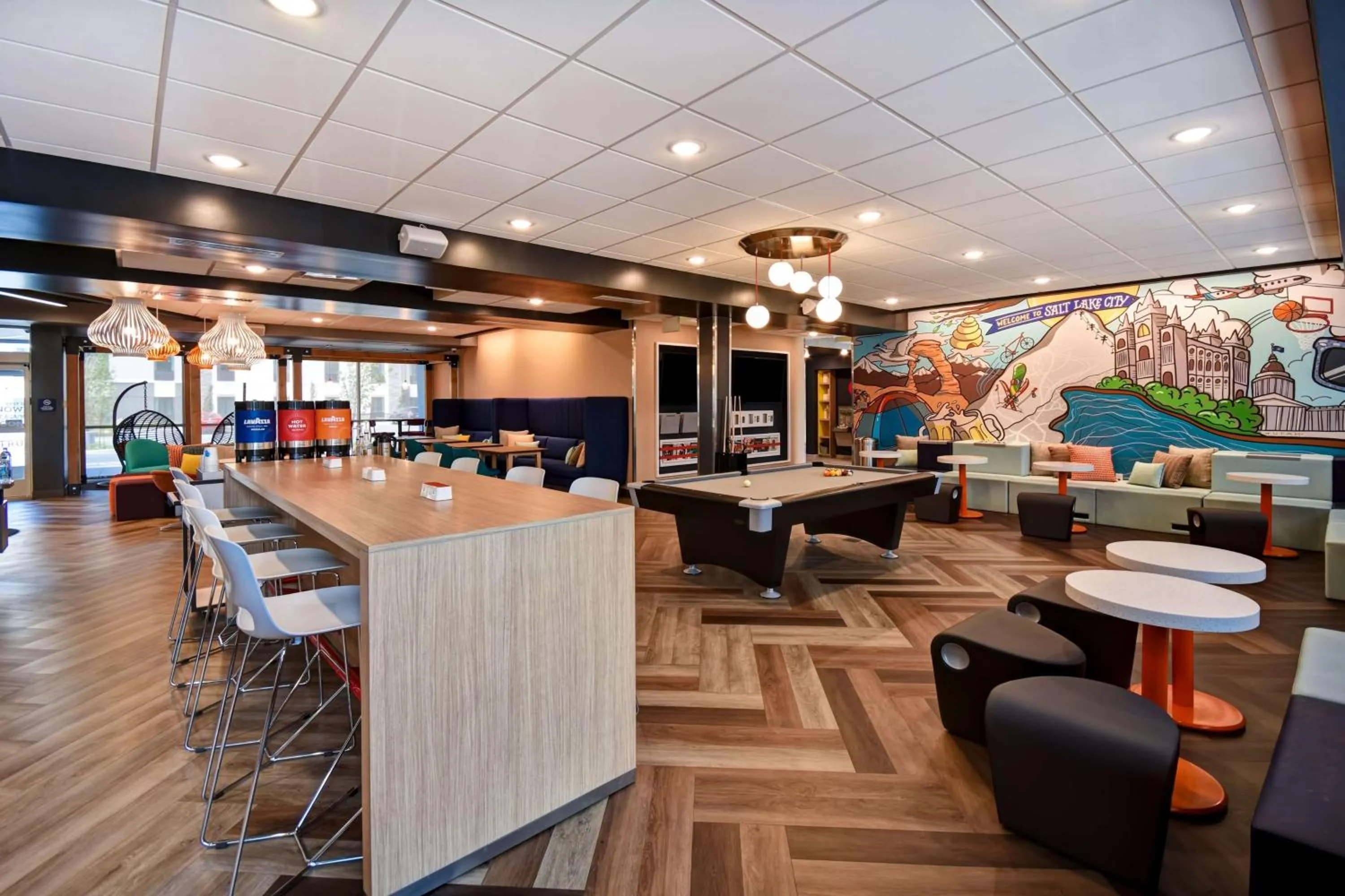 Communal lounge/ TV room in Tru By Hilton Salt Lake City Airport