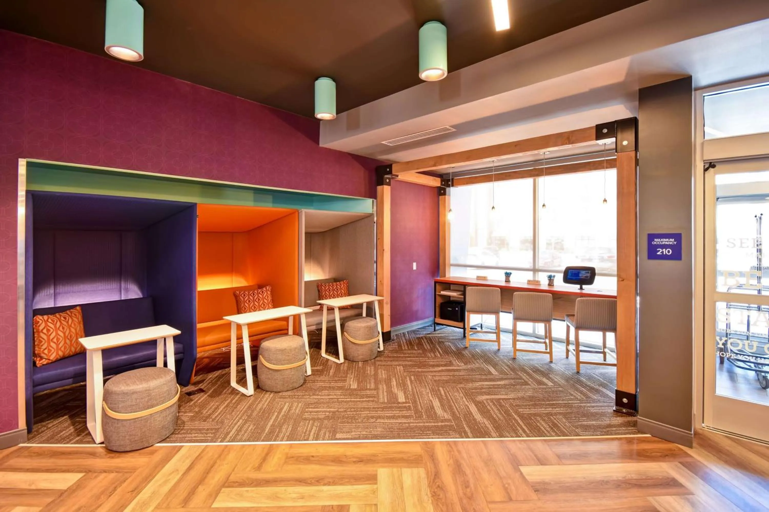 Communal lounge/ TV room in Tru By Hilton Salt Lake City Airport