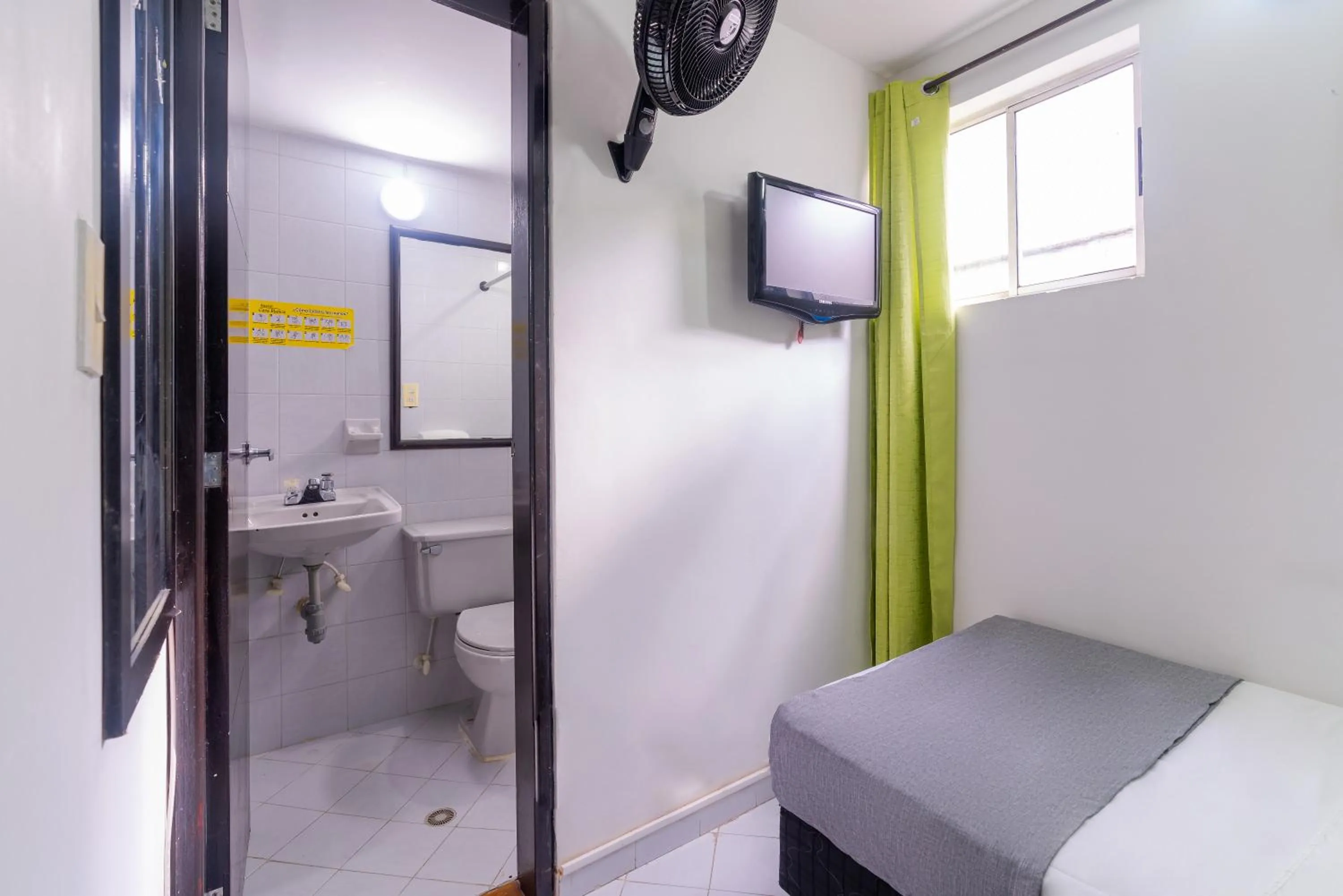 Shower in Hotel Casa Blanca Laureles