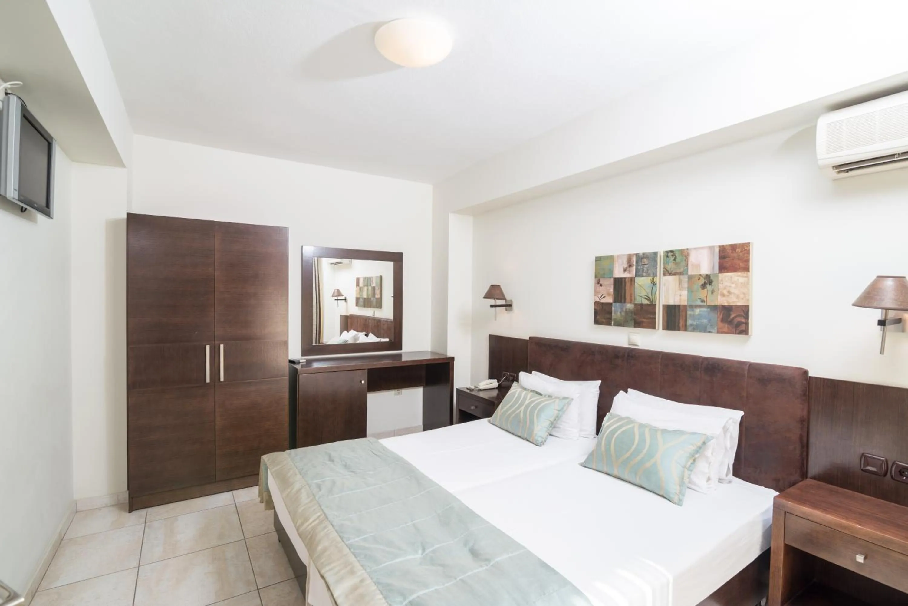 Photo of the whole room, Bed in Regina Mare Hotel