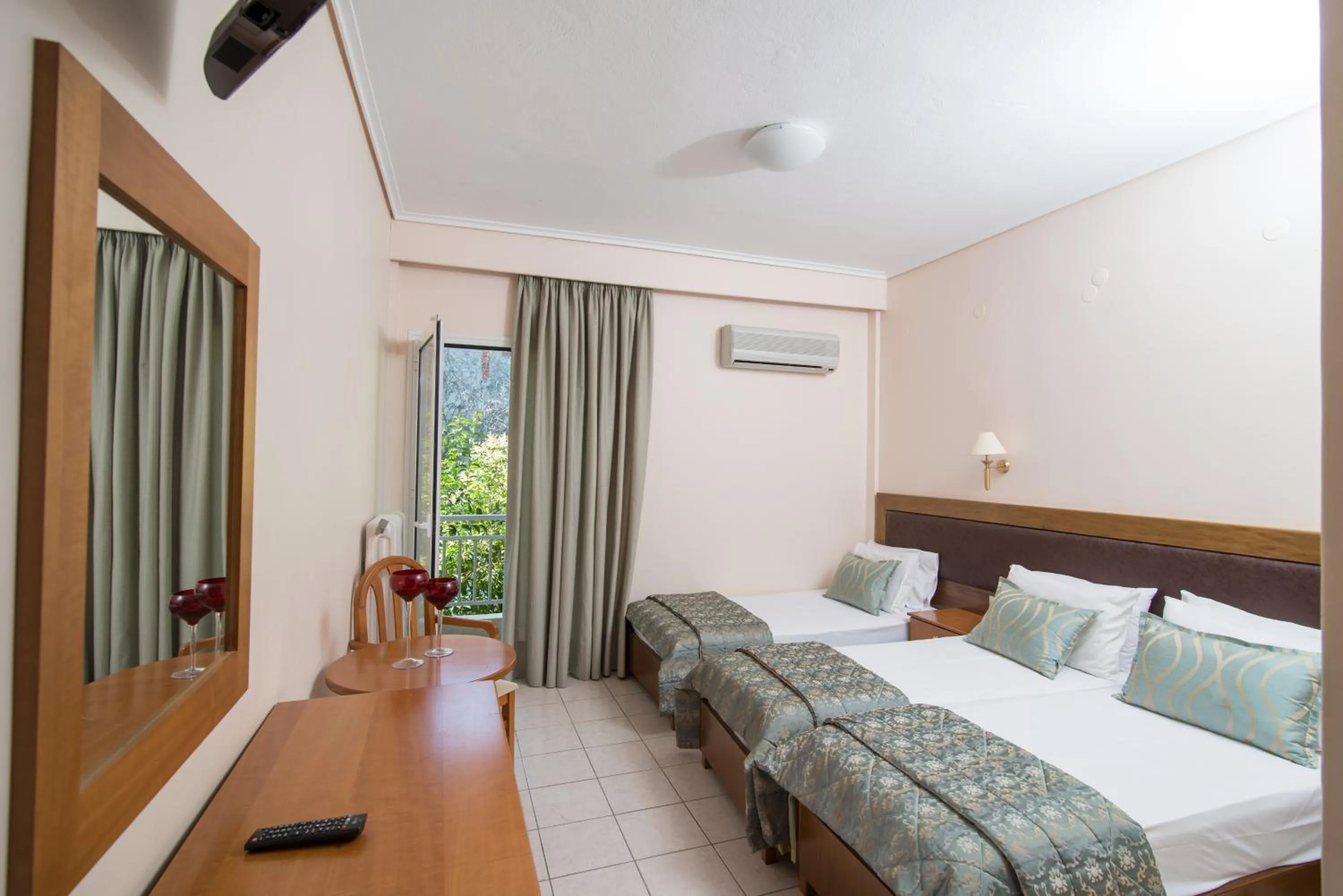 Photo of the whole room, Bed in Regina Mare Hotel