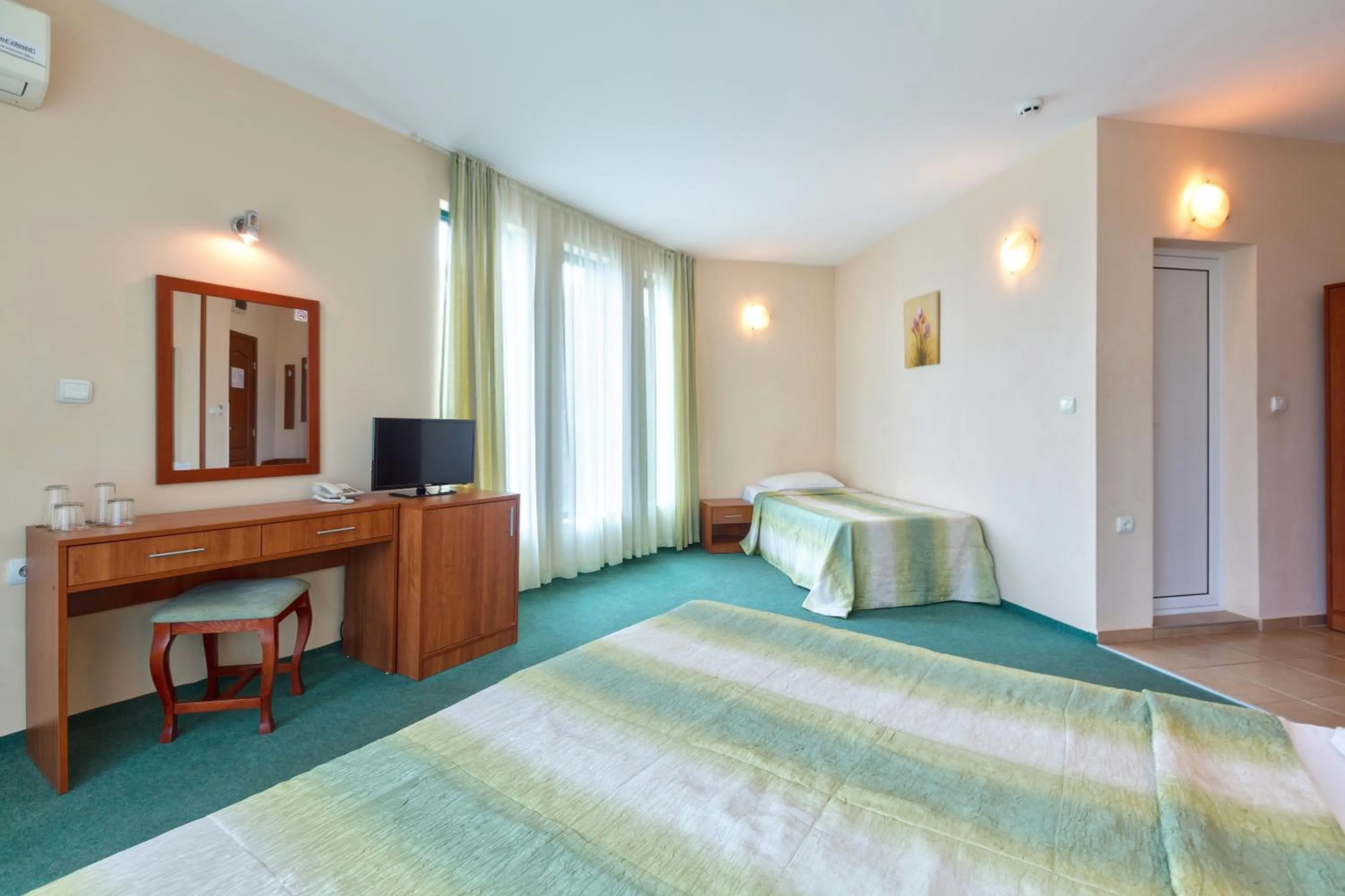 Photo of the whole room, Bed in Hotel L&B- Free parking