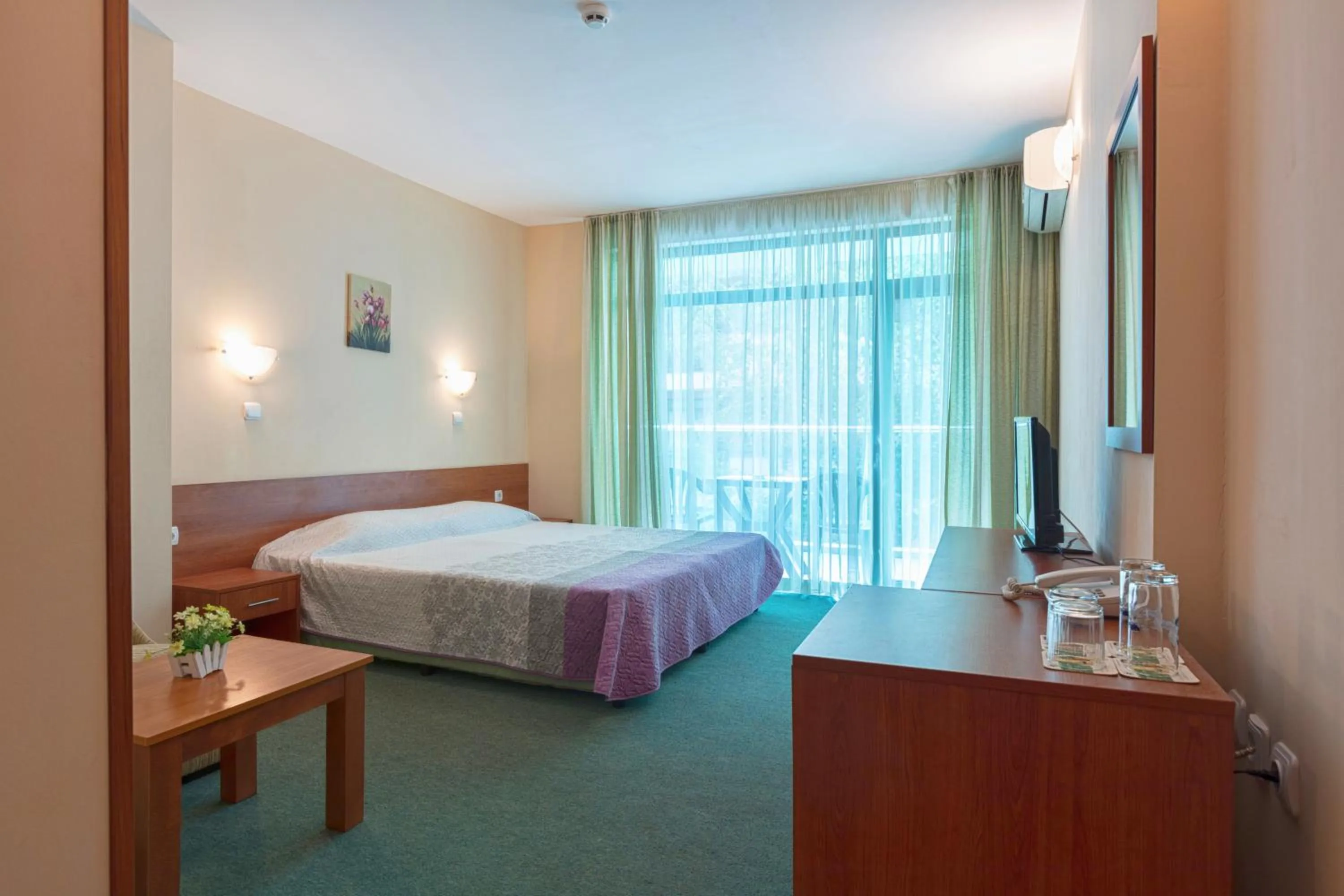 Bed in Hotel L&B- Free parking