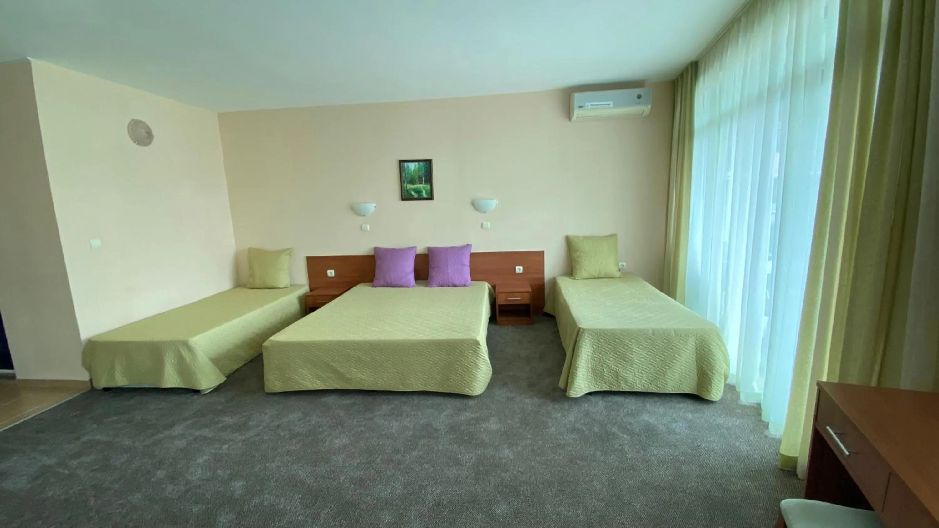 Photo of the whole room, Bed in Hotel L&B- Free parking