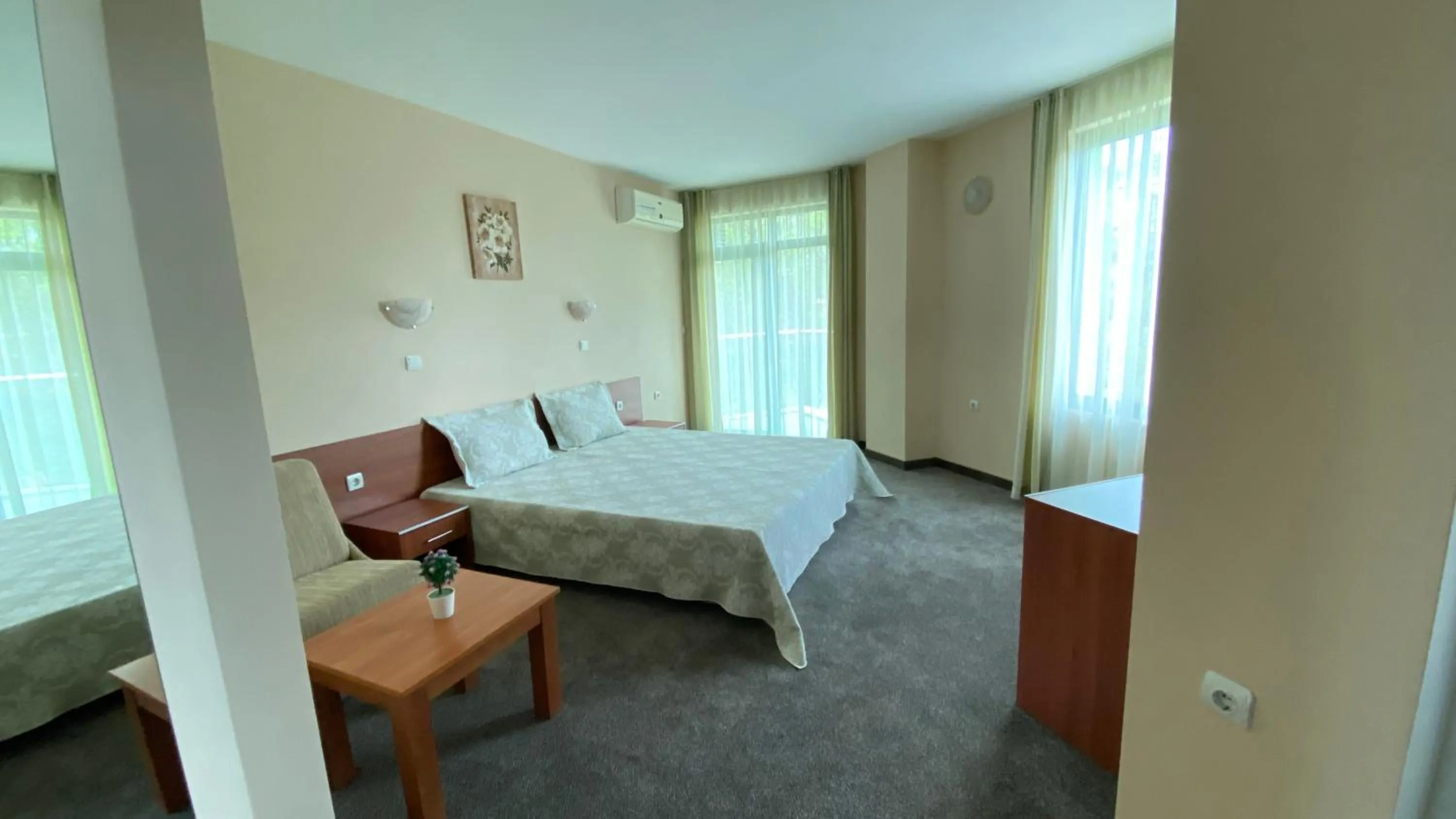 Photo of the whole room, Bed in Hotel L&B- Free parking