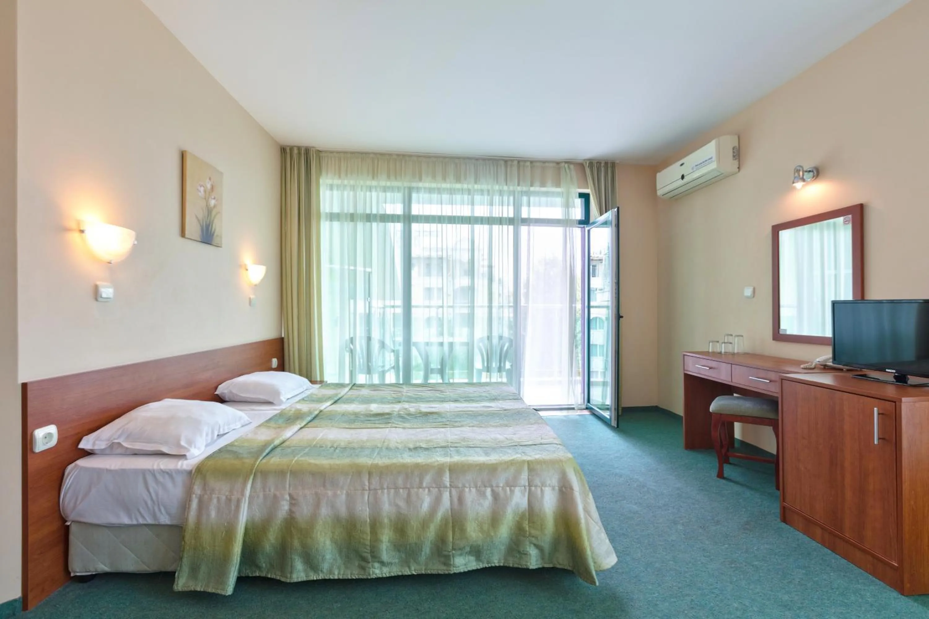 Photo of the whole room, Bed in Hotel L&B- Free parking