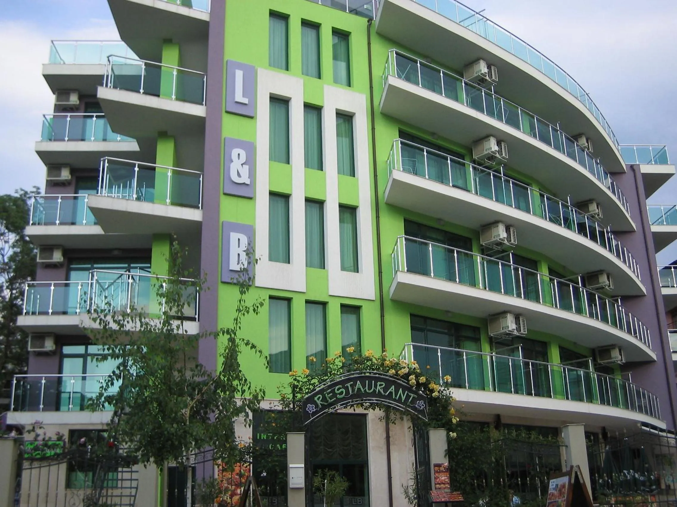 Property building in Hotel L&B- Free parking