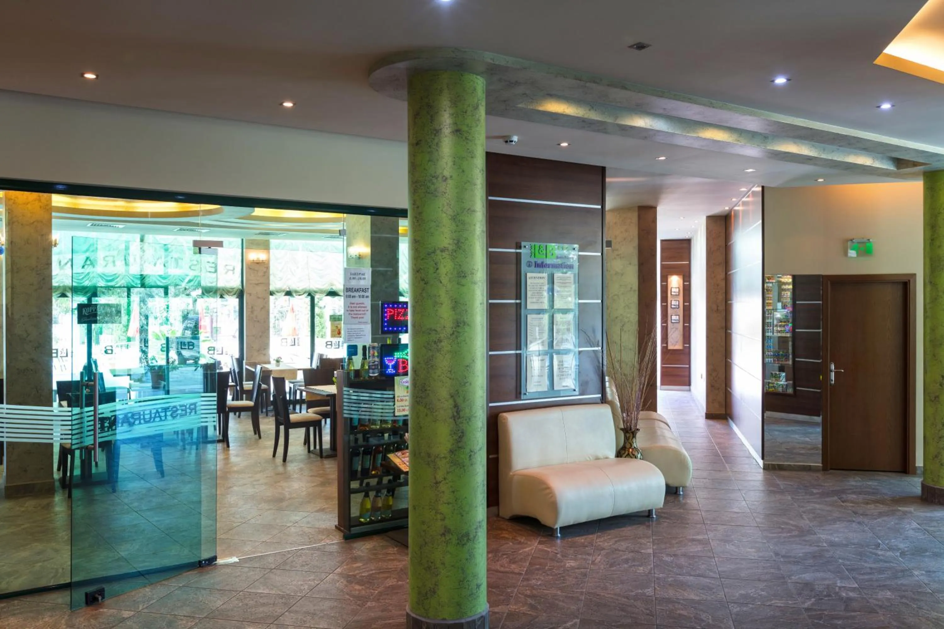 Lobby or reception in Hotel L&B- Free parking