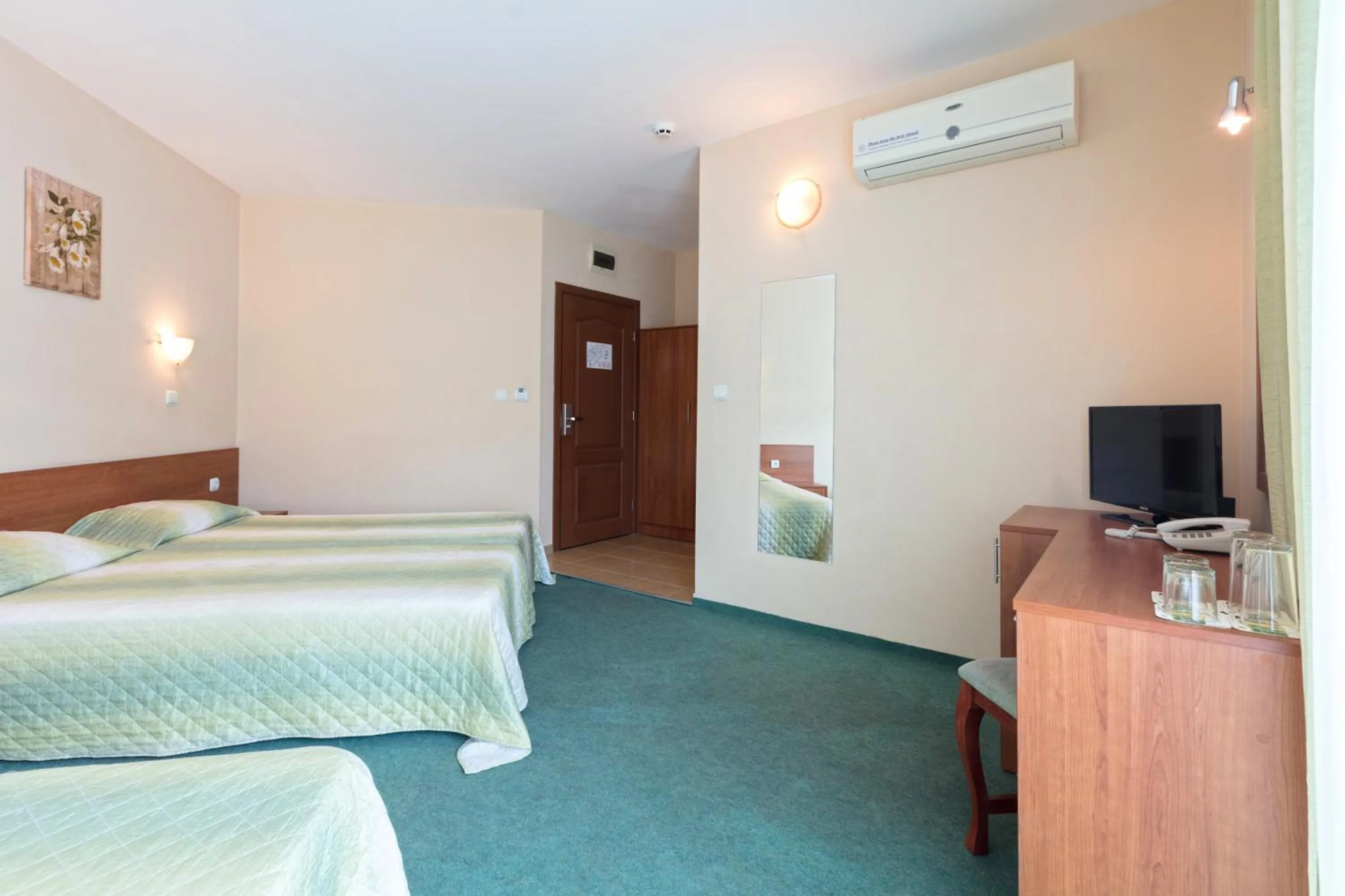 Photo of the whole room, Bed in Hotel L&B- Free parking