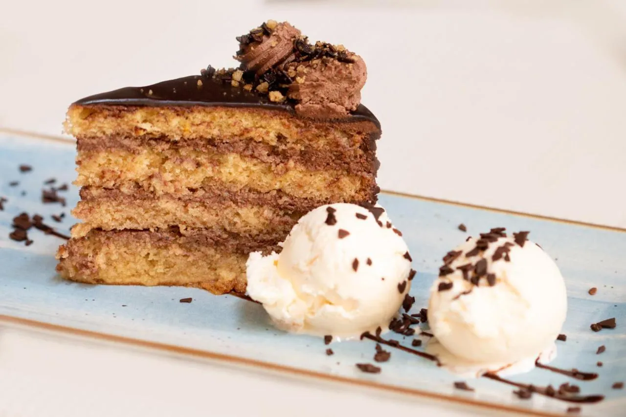 Restaurant/places to eat in Hotel Bueno