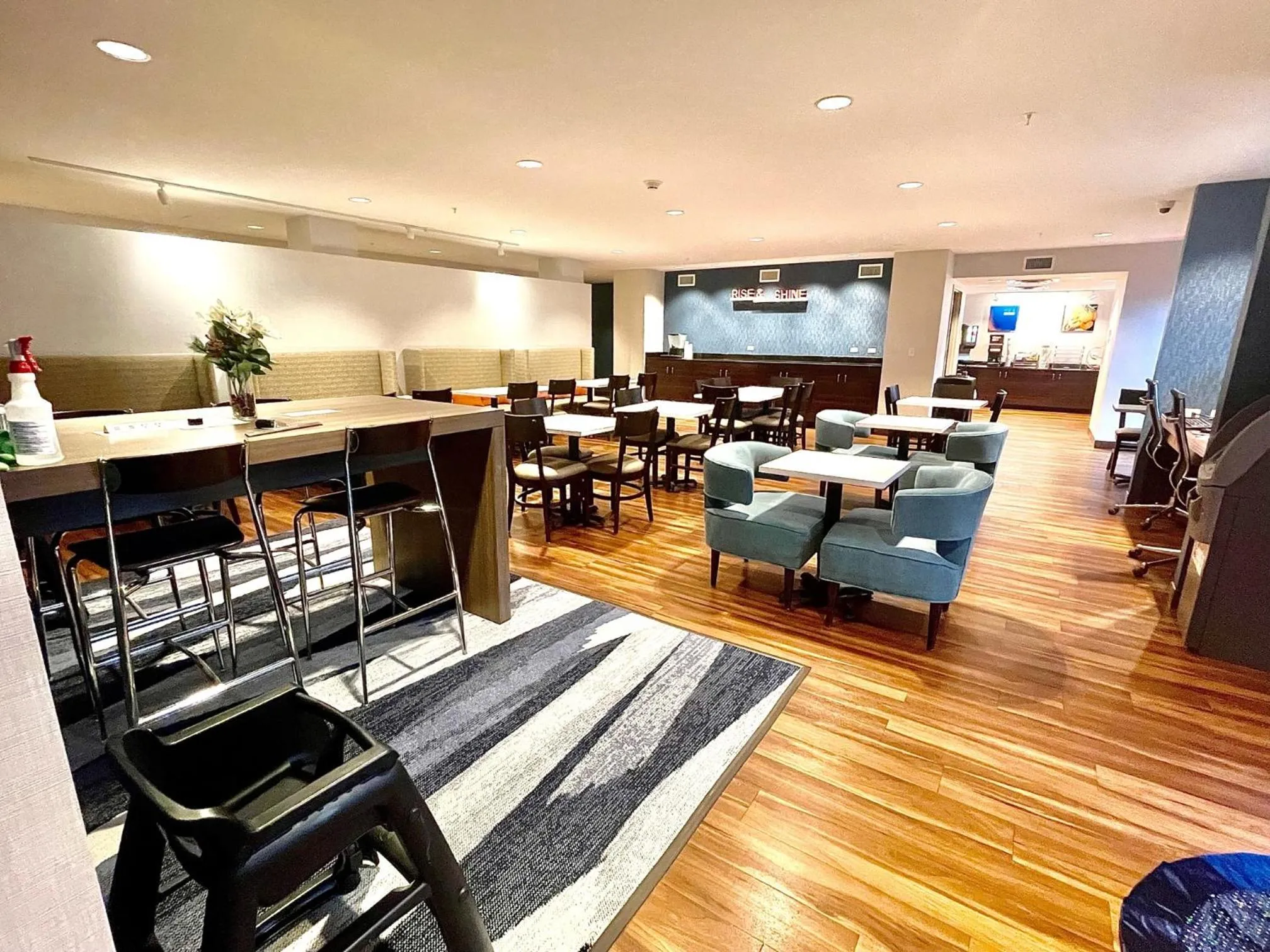 Dining area in Comfort Inn St Louis Airport