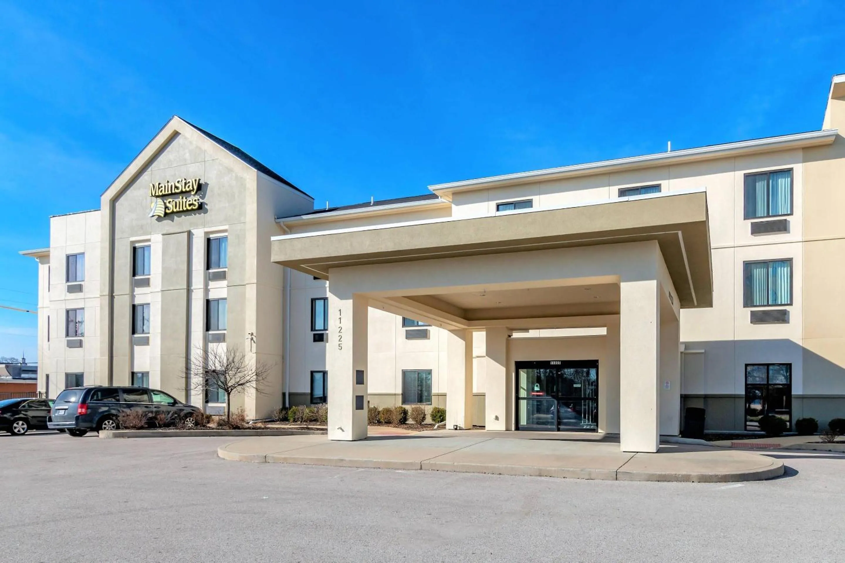 Property building in MainStay Suites St Louis Airport