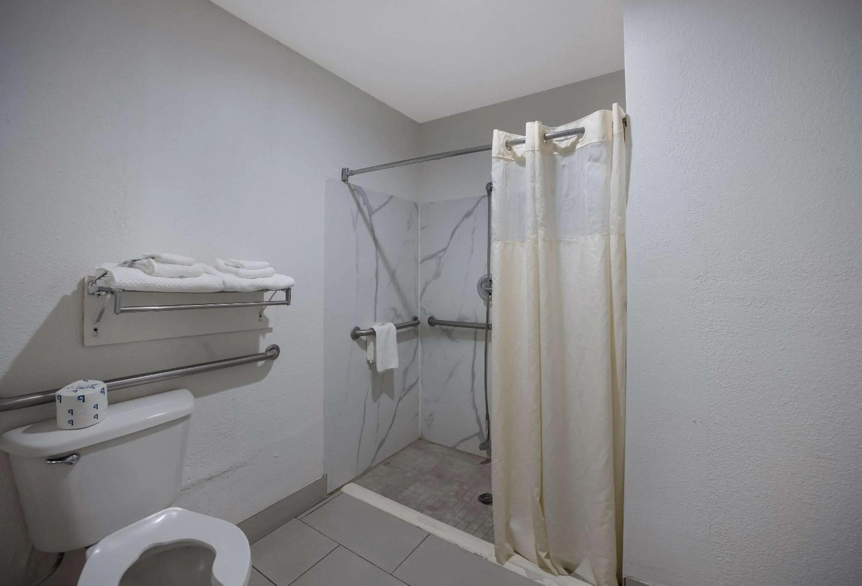 Bathroom in Quality Inn Tallahassee near University