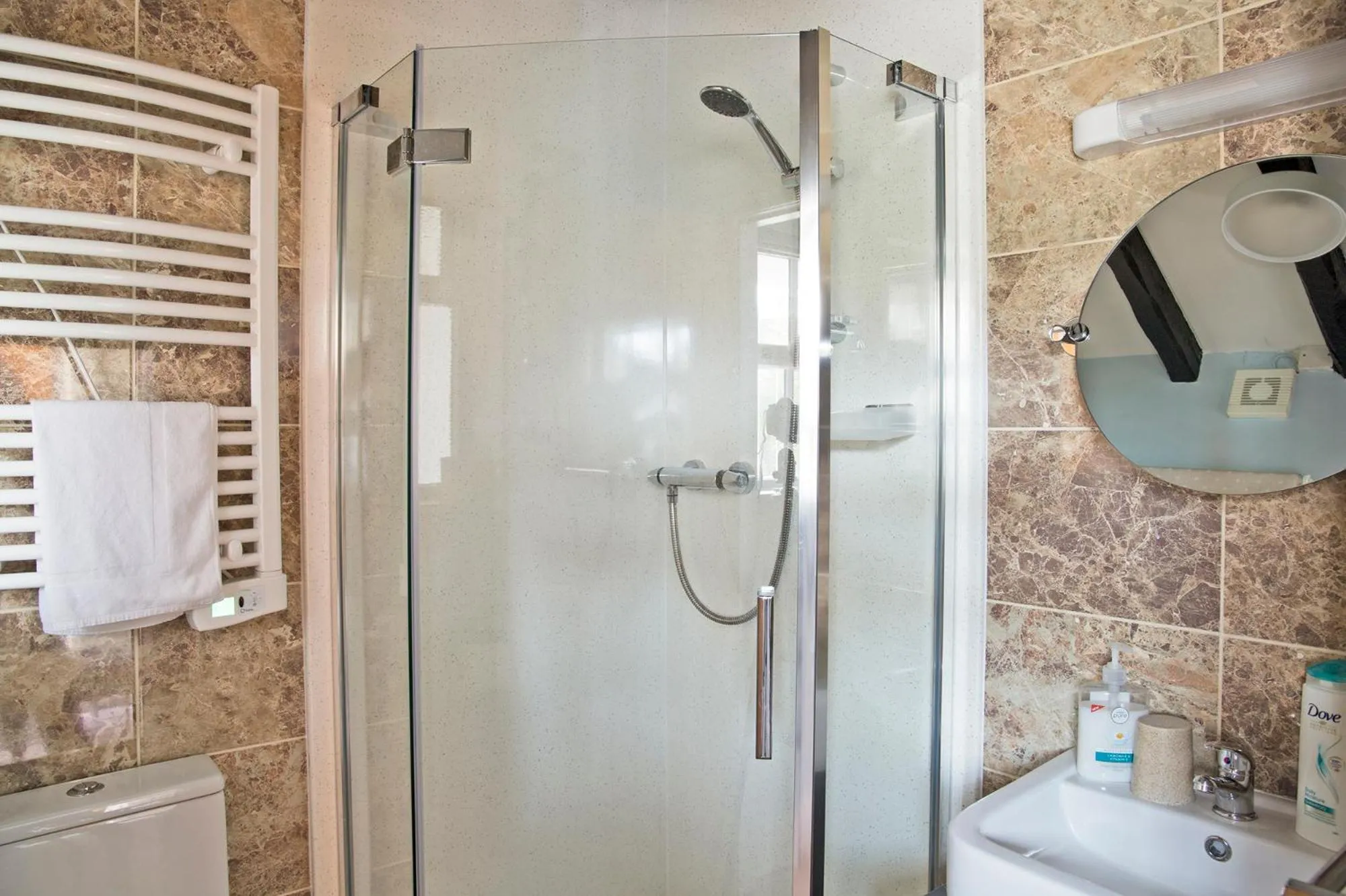 Bathroom in Hawthorn Farm Guest House