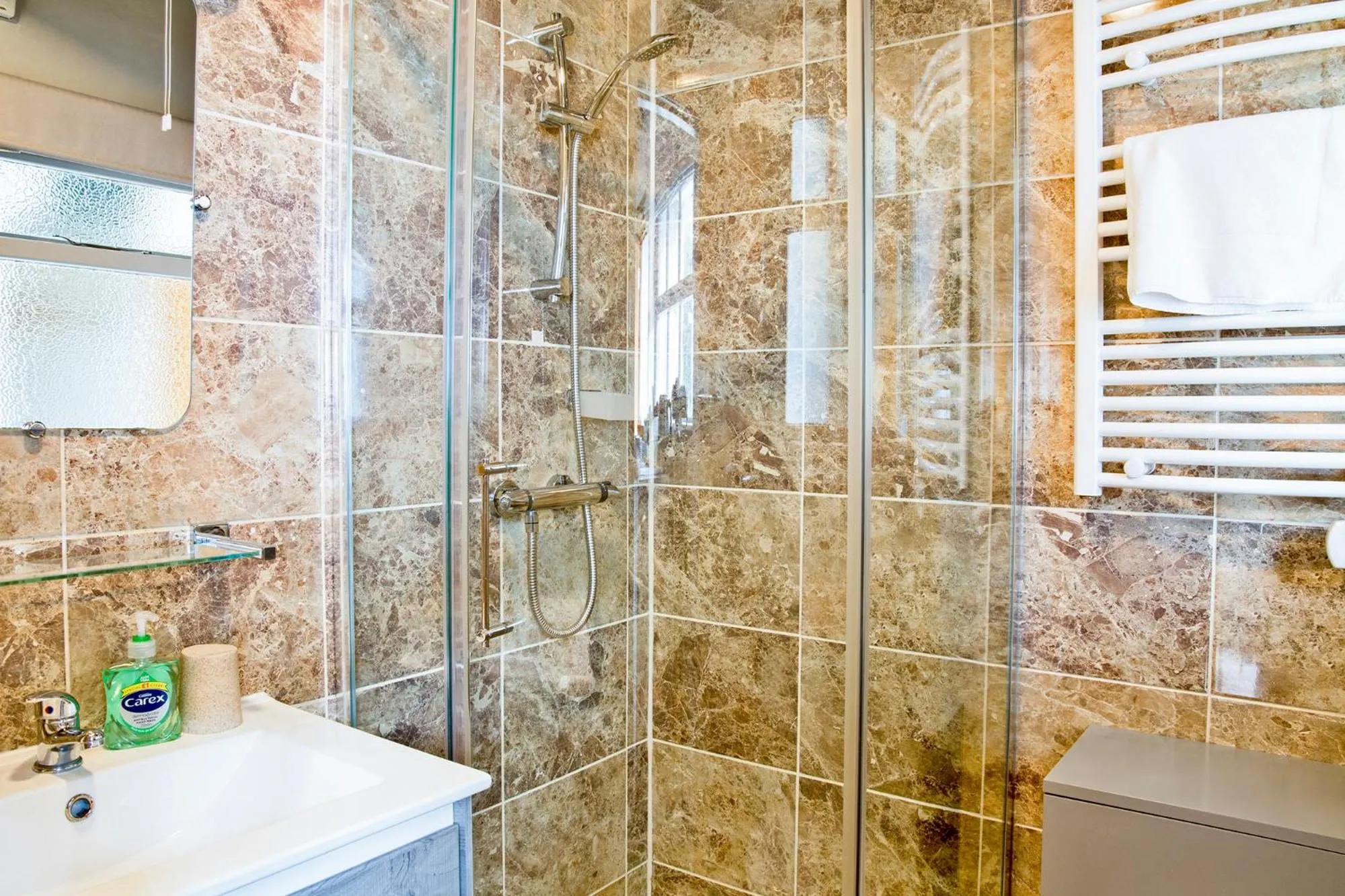 Bathroom in Hawthorn Farm Guest House