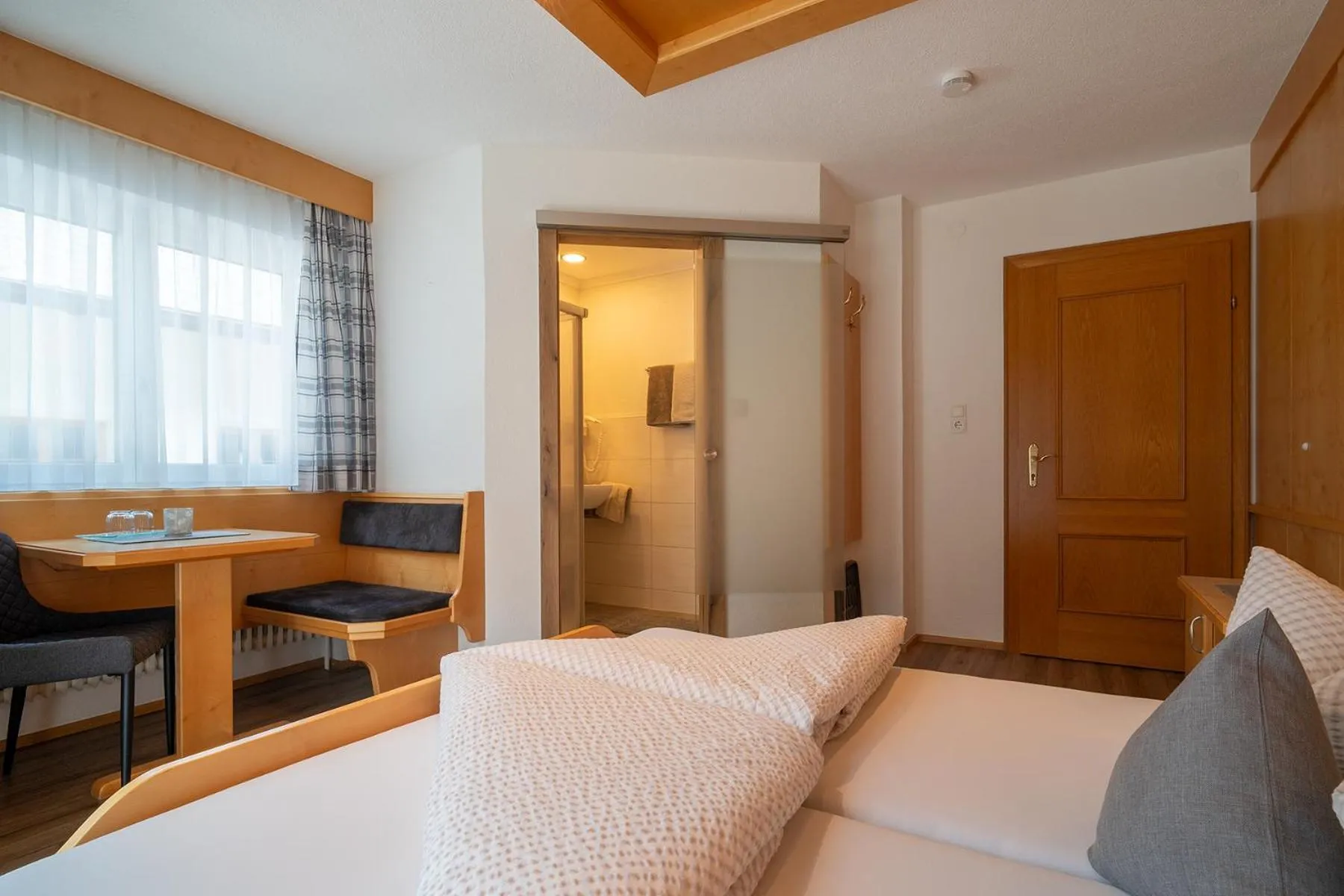 Photo of the whole room, Bed in LEOPOLDINE Apart Zimmer