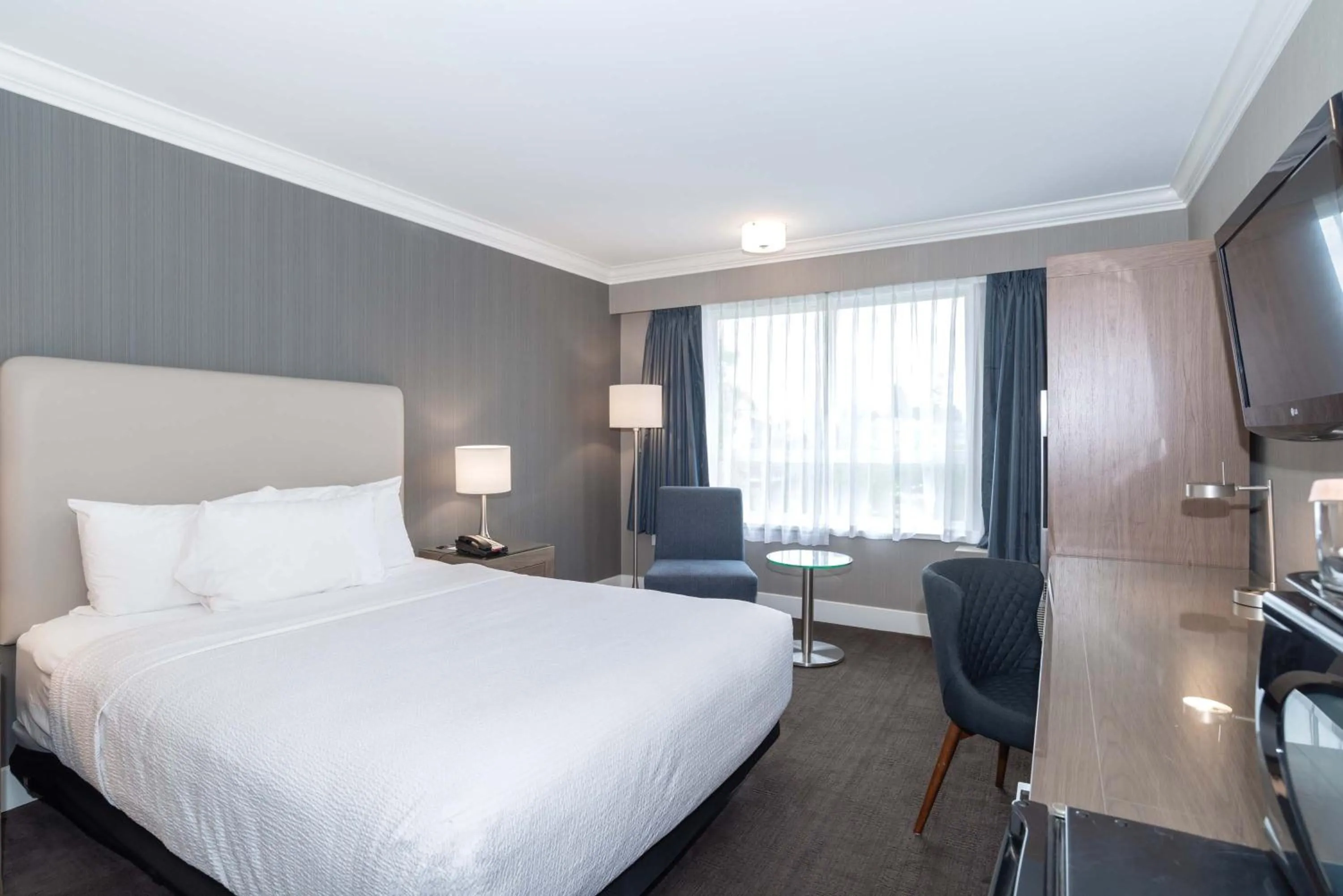 Photo of the whole room, Bed in Sandman Hotel Langley