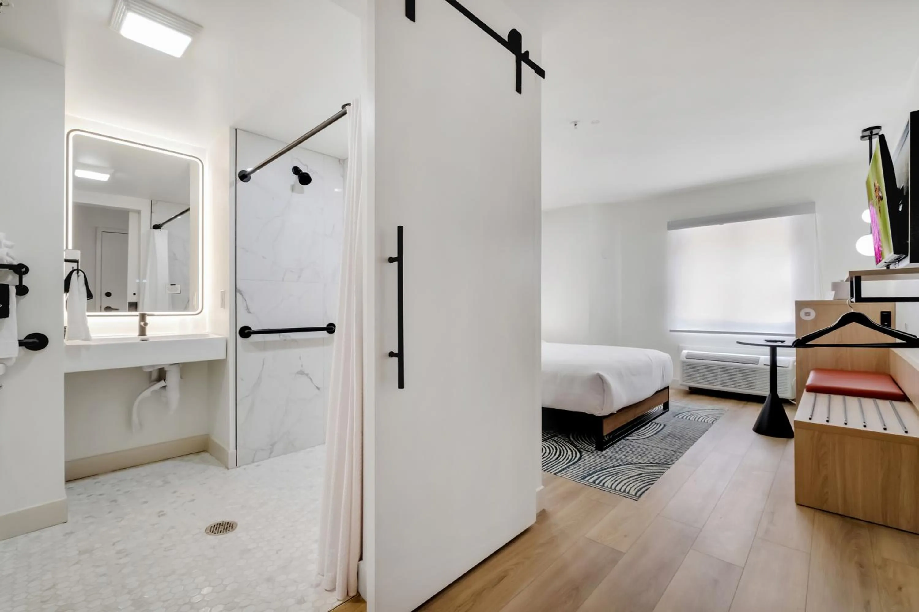 Bathroom, Bed in Sleep Inn University