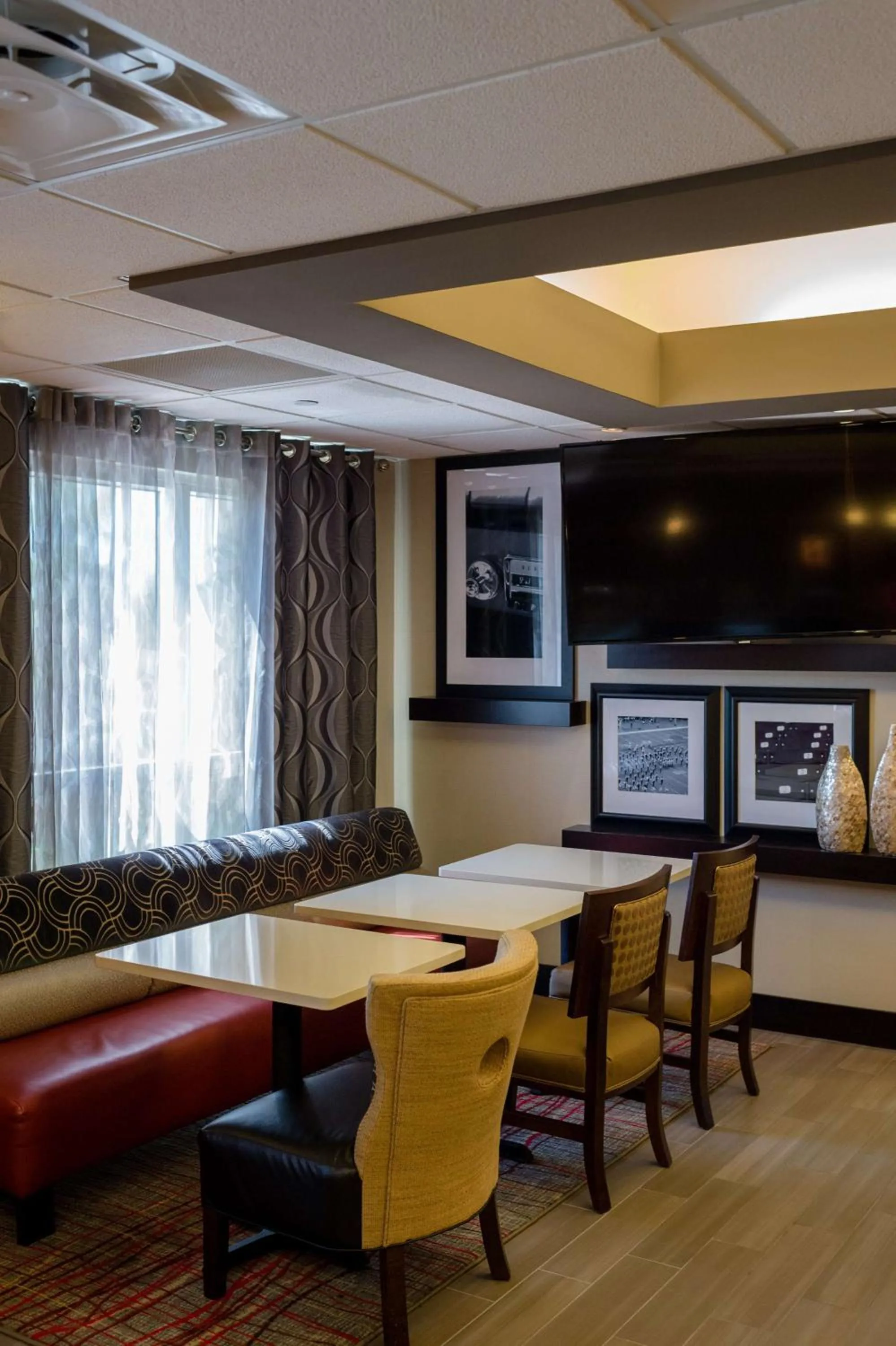 Dining area in Hampton Inn Oxford-West