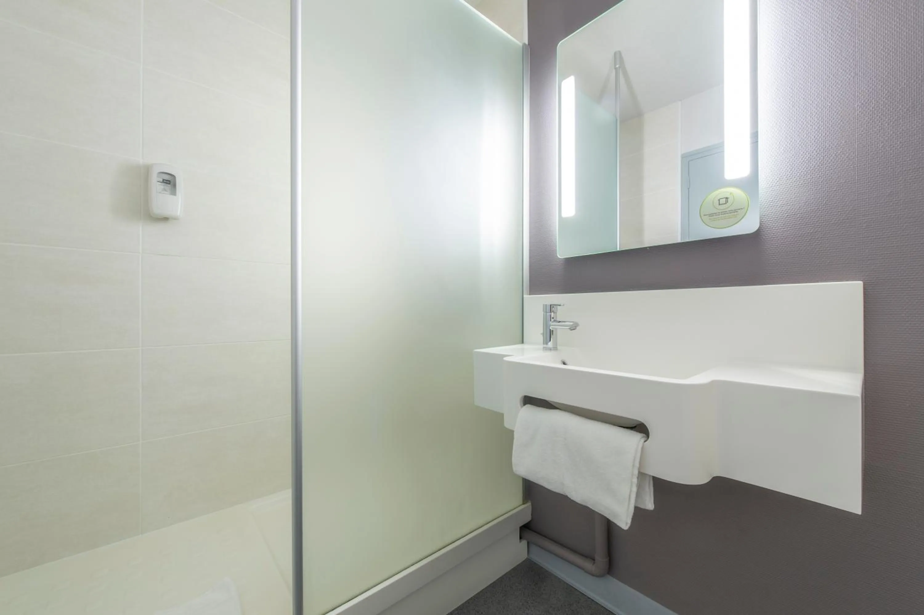 Shower in B&B HOTEL Orange