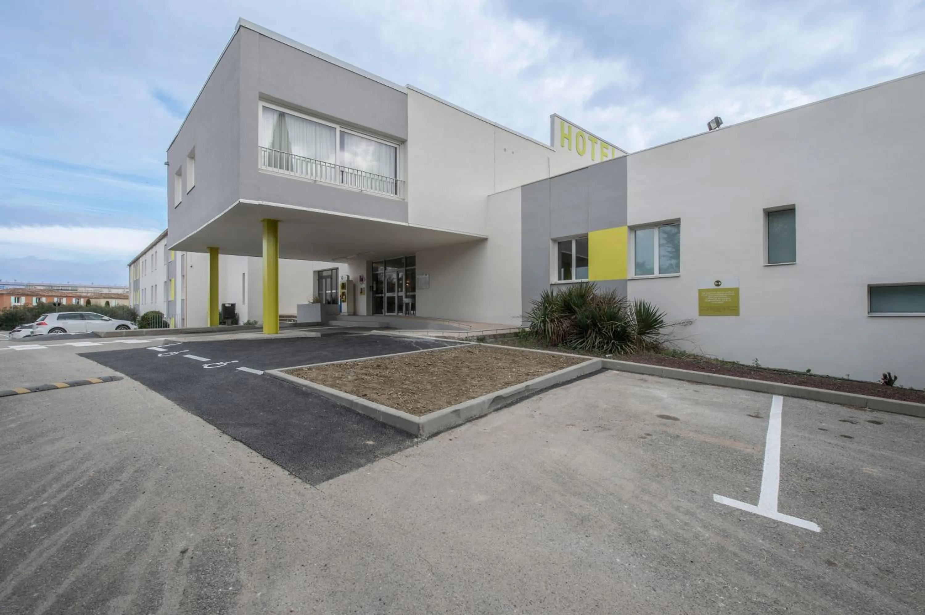 Facade/entrance in B&B HOTEL Orange