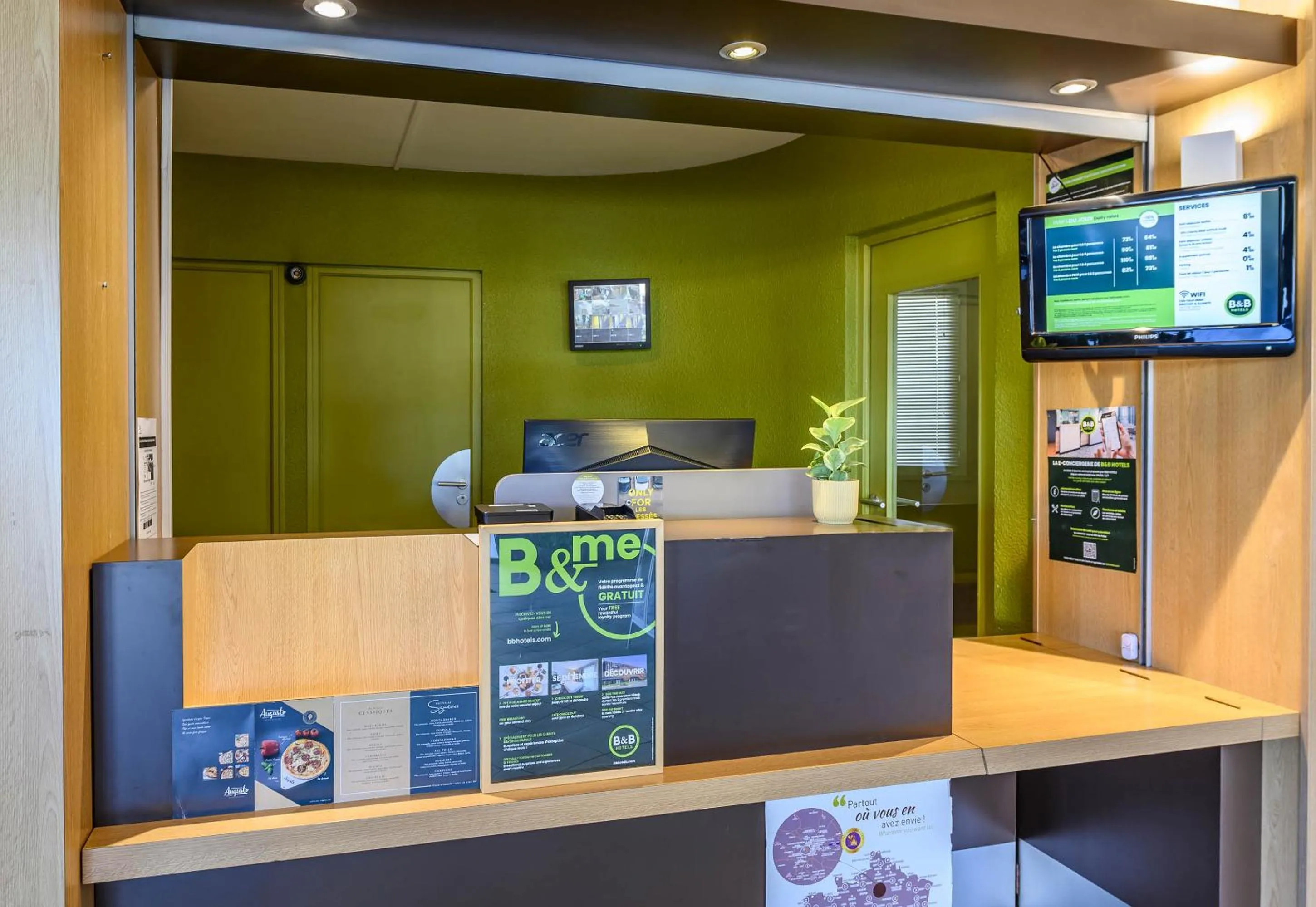 Lobby or reception in B&B HOTEL Orange