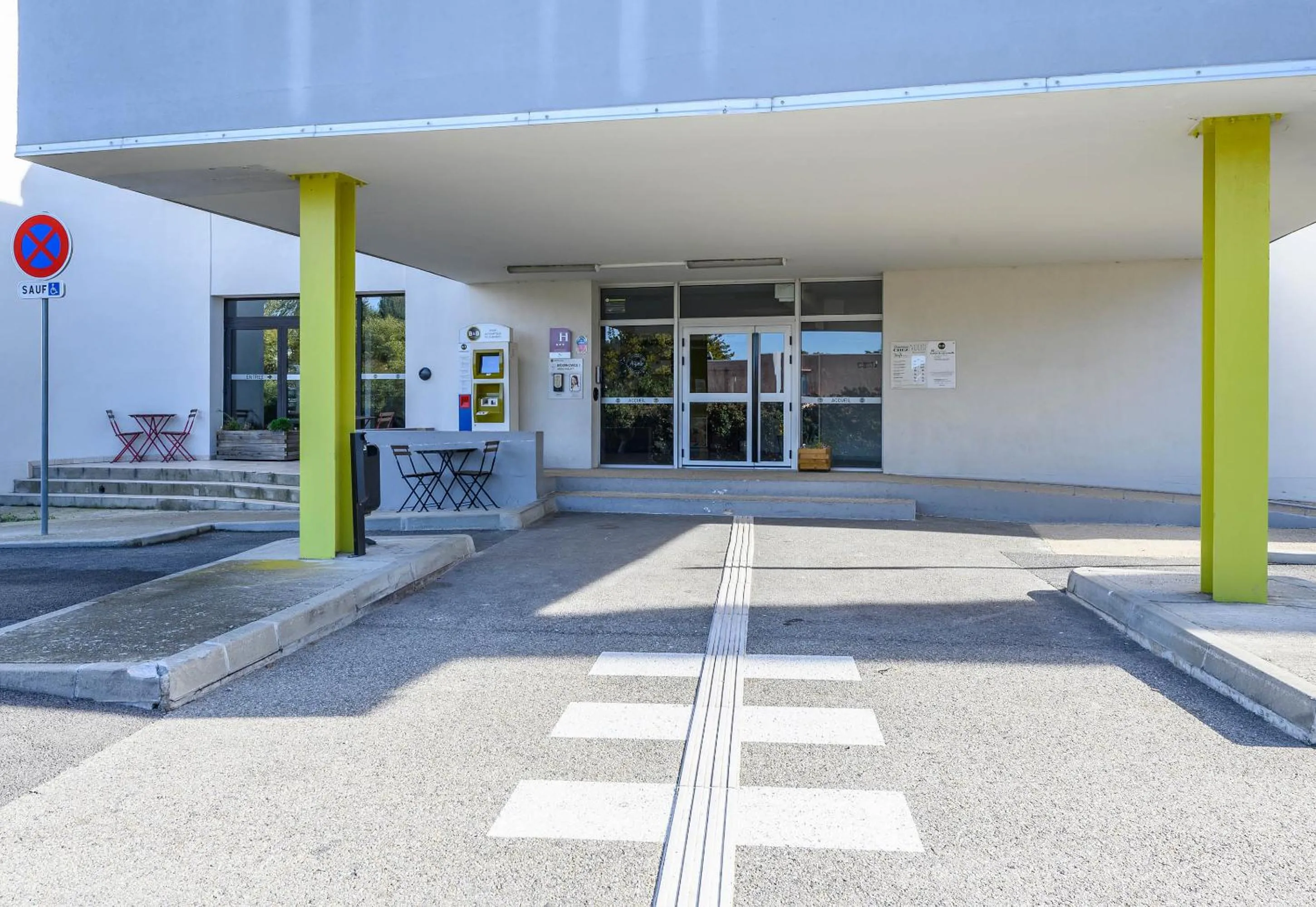 Facade/entrance in B&B HOTEL Orange