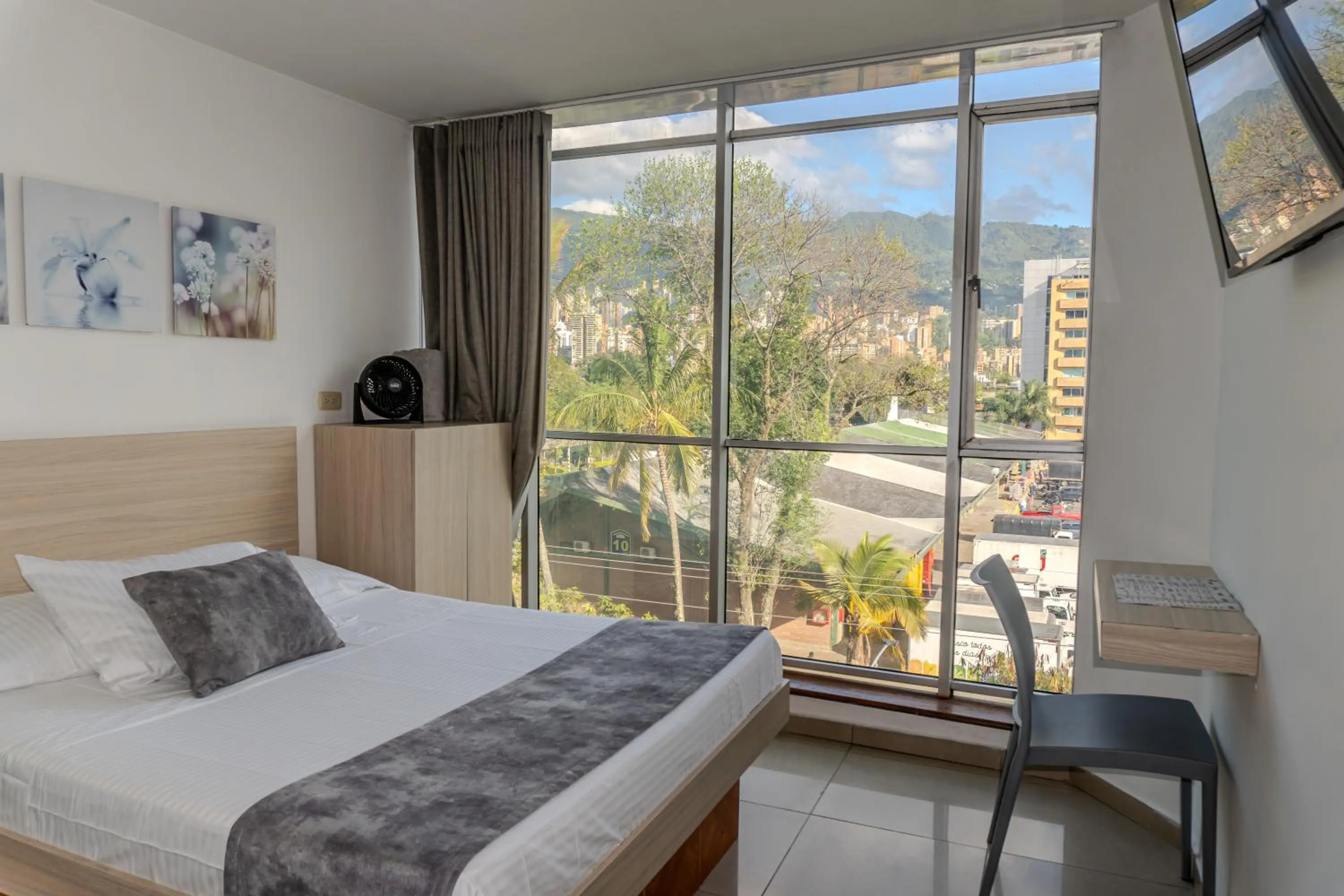 View (from property/room), Bed in Hotel Alcaravan Medellín