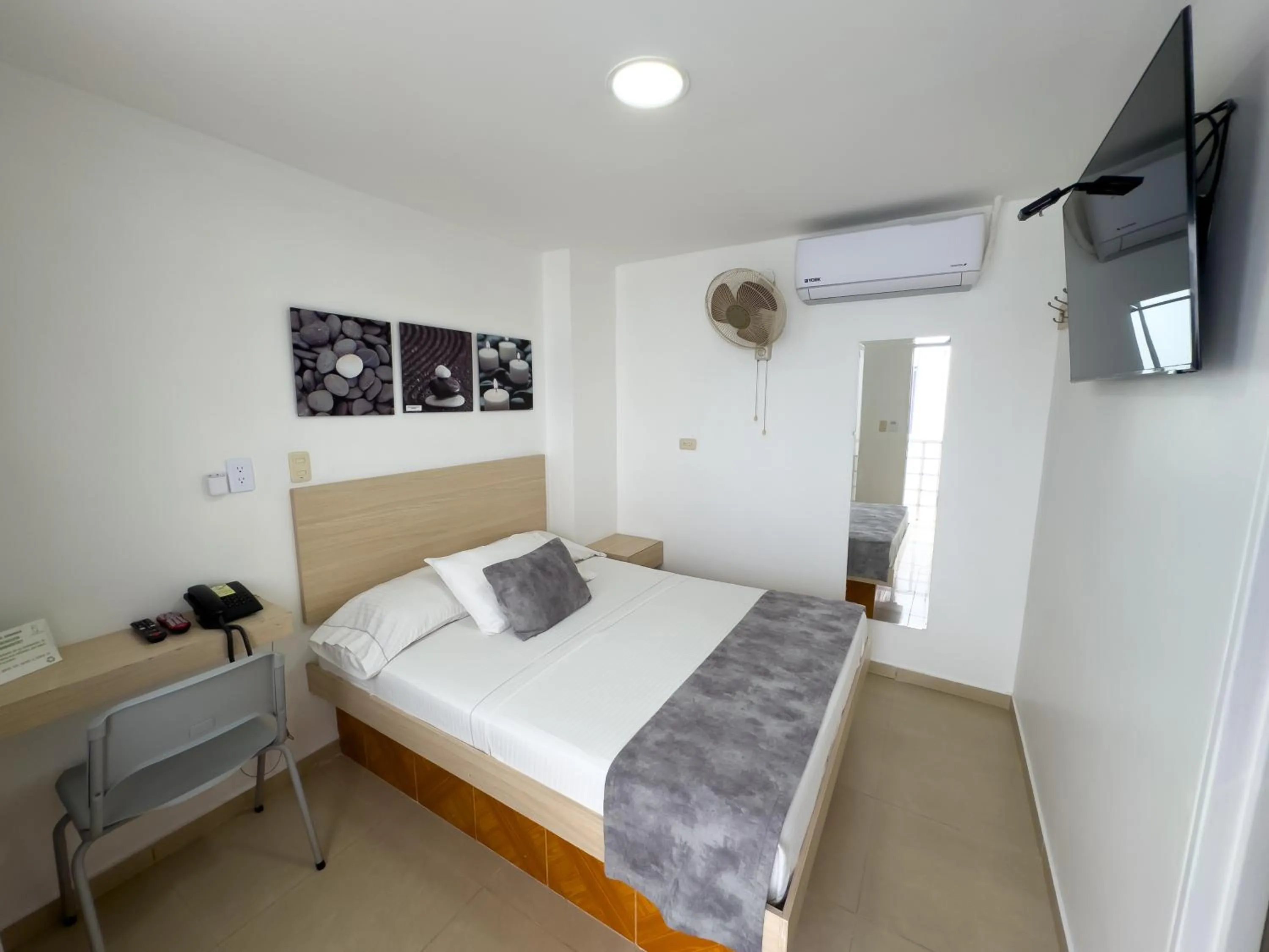 air conditioner, Bed in Hotel Alcaravan Medellín