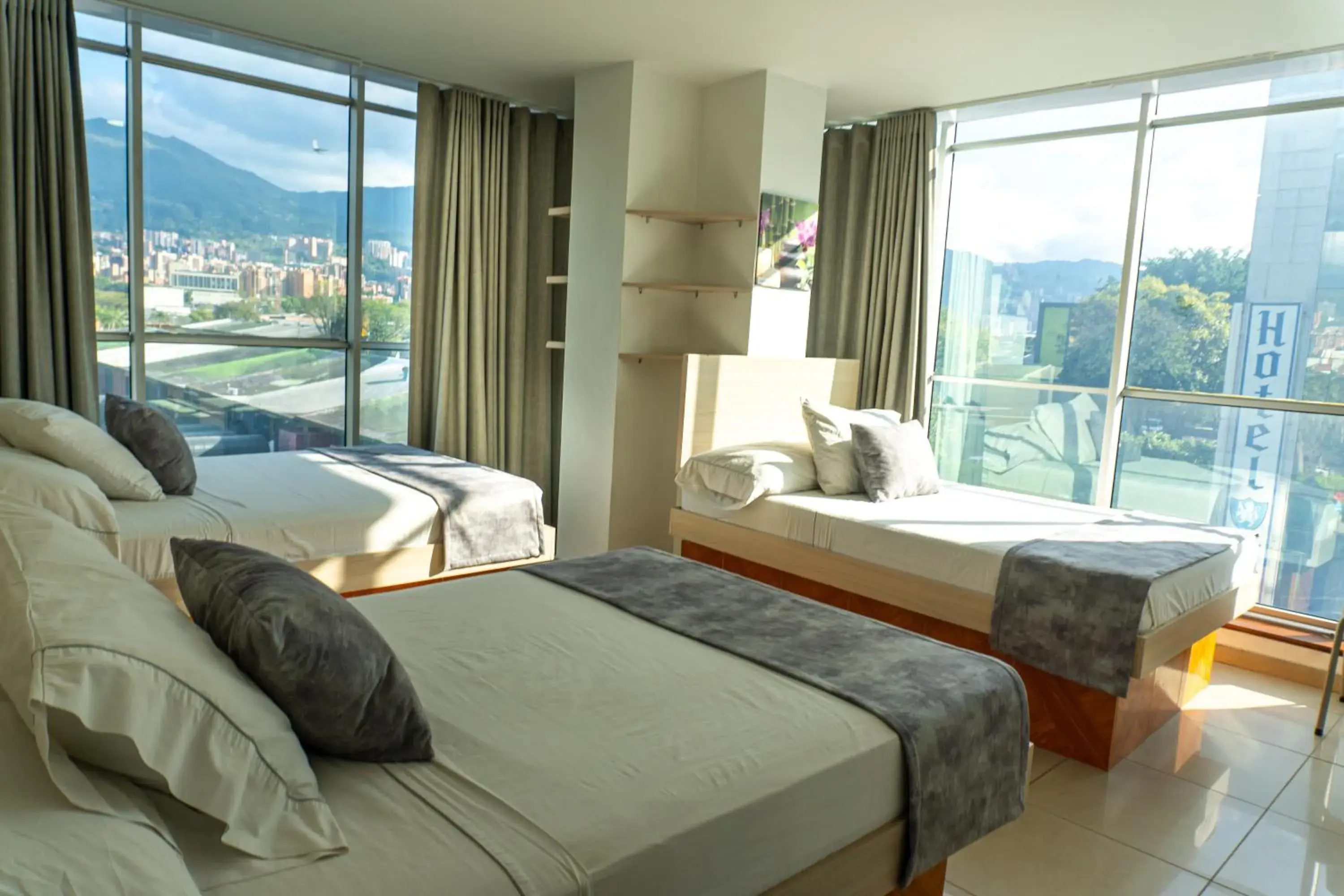 Triple Room with View in Hotel Alcaravan Medellín Triple Room with View in Hotel Alcaravan Medellín