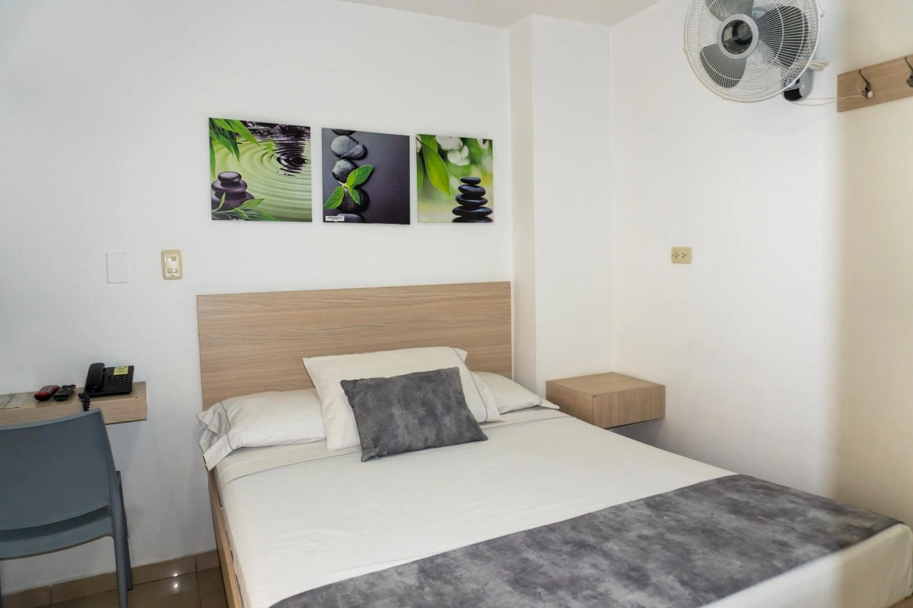 Bed in Hotel Alcaravan Medellín